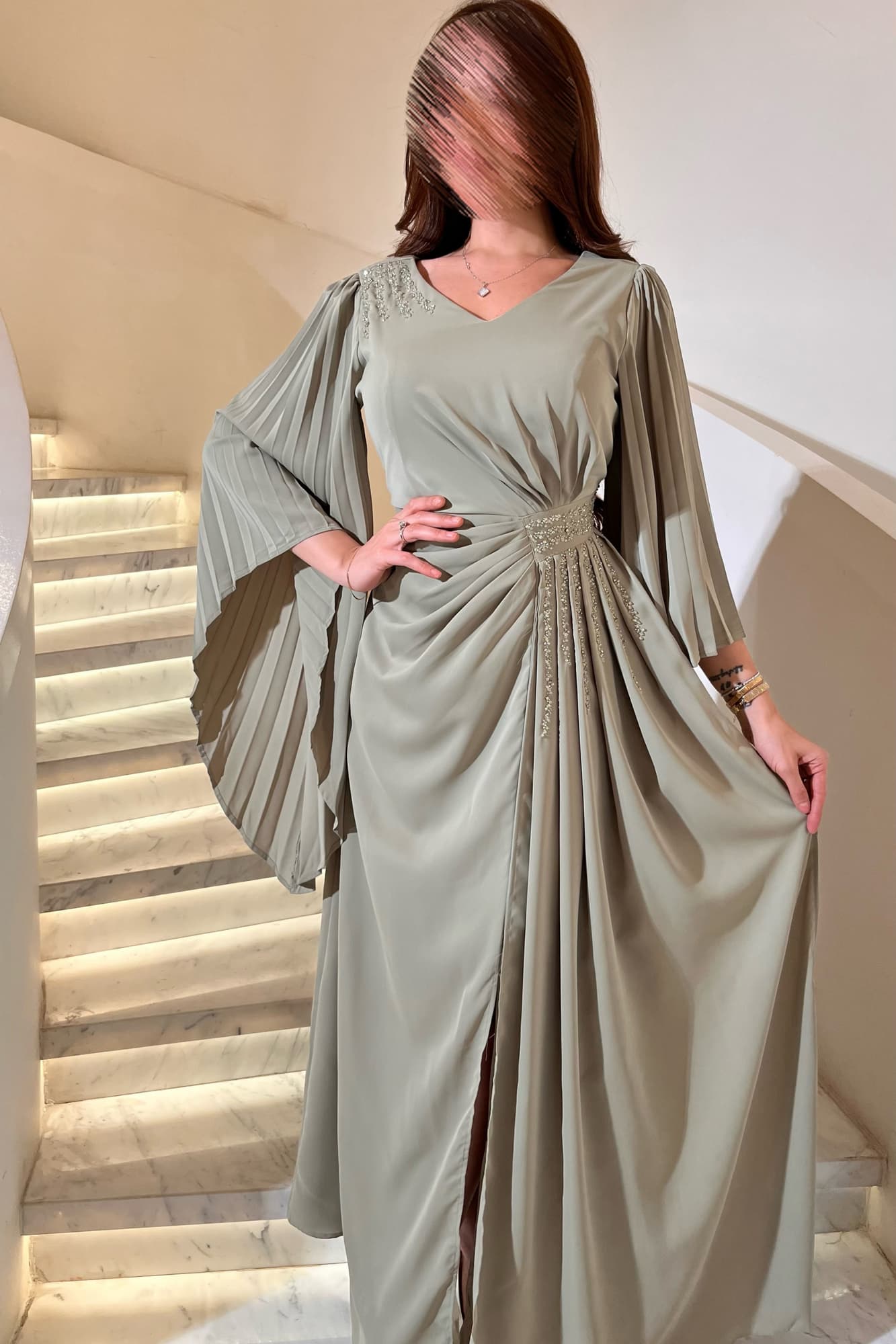 فستان أنيق بتصميم انسيابي وبأكمام كسرات واسعه