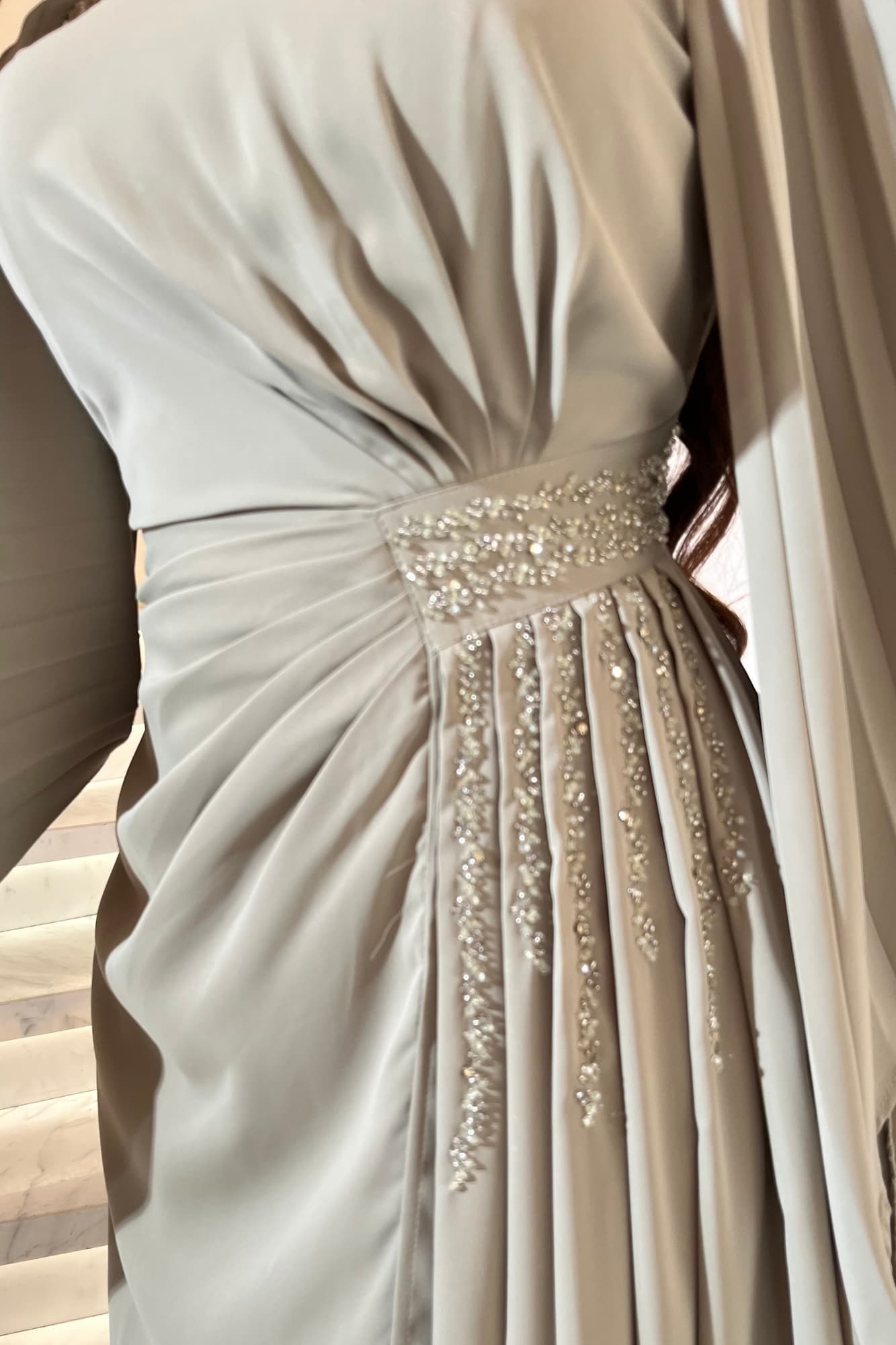 فستان أنيق بتصميم انسيابي وبأكمام كسرات واسعه