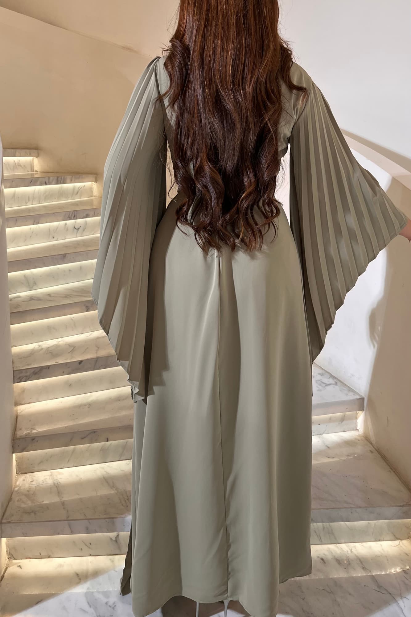 فستان أنيق بتصميم انسيابي وبأكمام كسرات واسعه