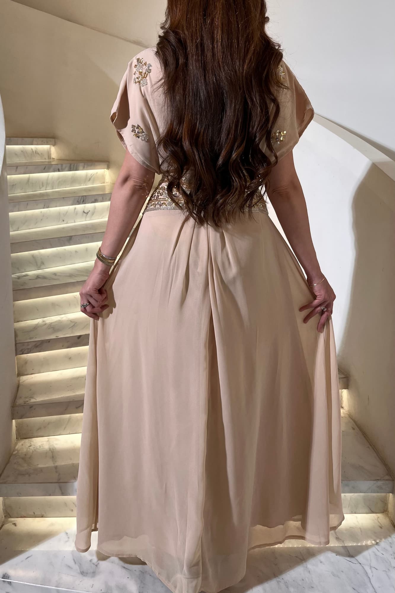 جلابية أنيقة مزينة بتطريز يدوي من خيوط ذهبية وكريستالات لامعة تضيف لمسة فخمة بدون مبالغة