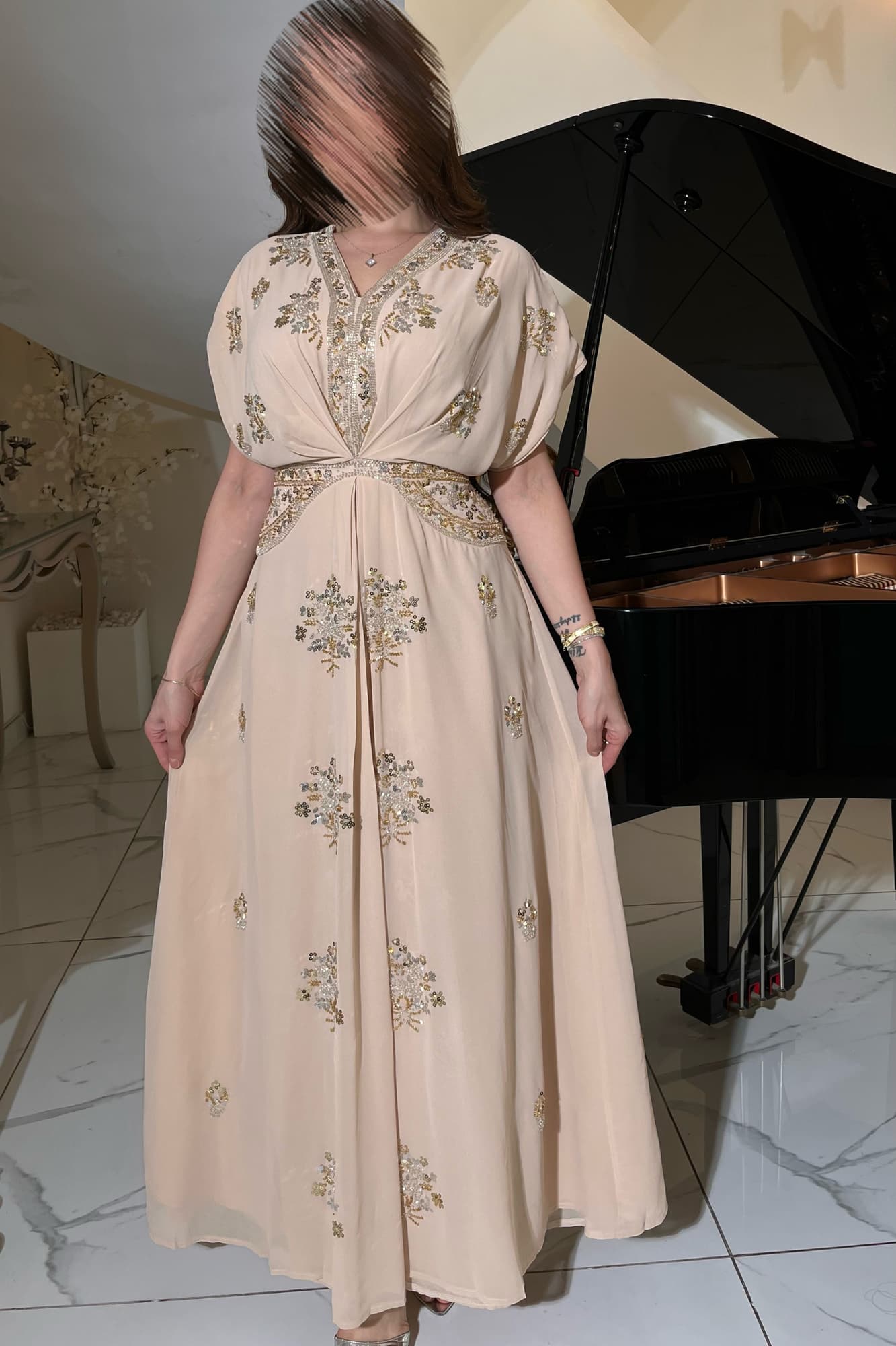 جلابية أنيقة مزينة بتطريز يدوي من خيوط ذهبية وكريستالات لامعة