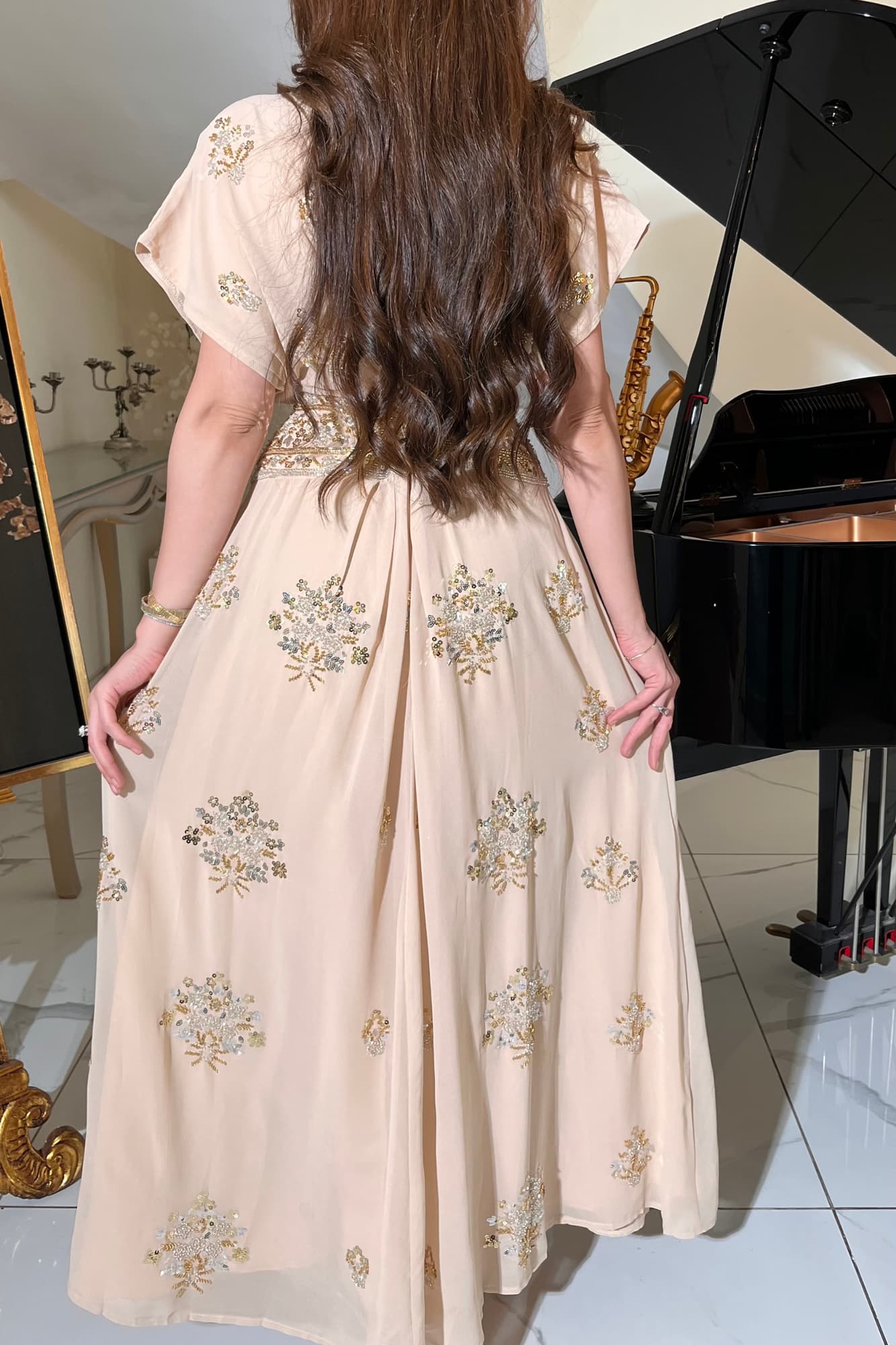 جلابية أنيقة مزينة بتطريز يدوي من خيوط ذهبية وكريستالات لامعة