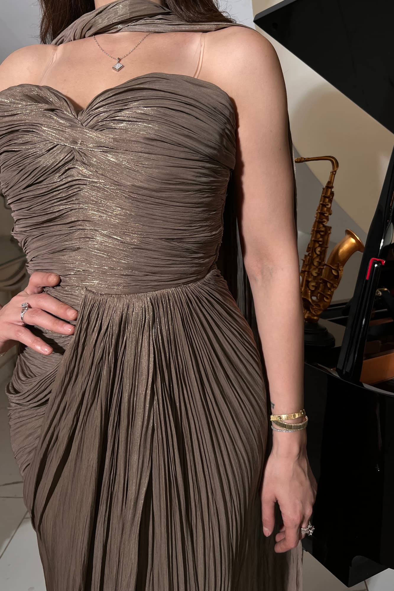 فستان سهره كسرات مع كاب شيفون بني فاتح