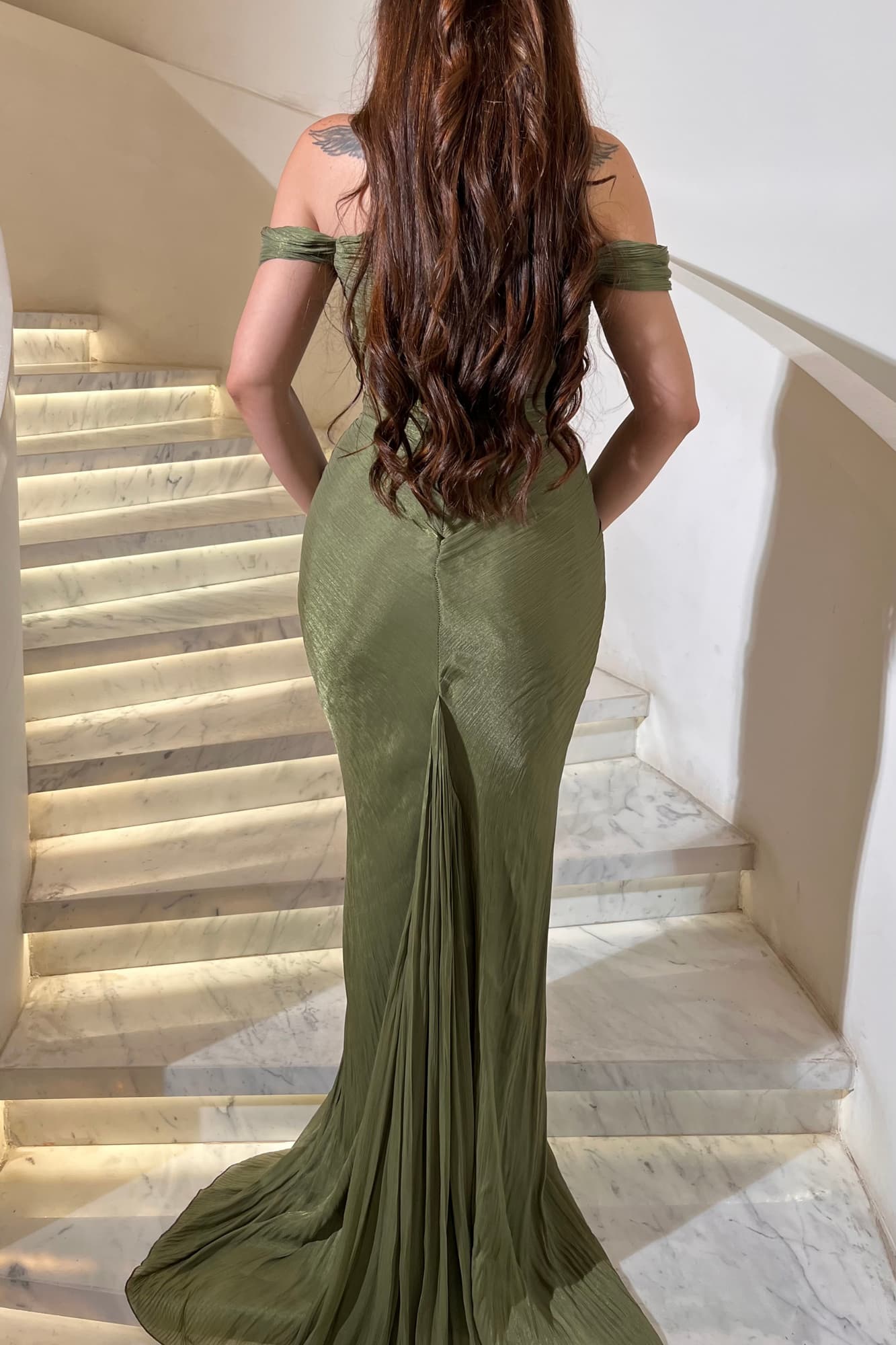 فستان سهرة أنيق بتصميم الأوف شولدر يبرز الأكتاف بأنوثة ناعمة