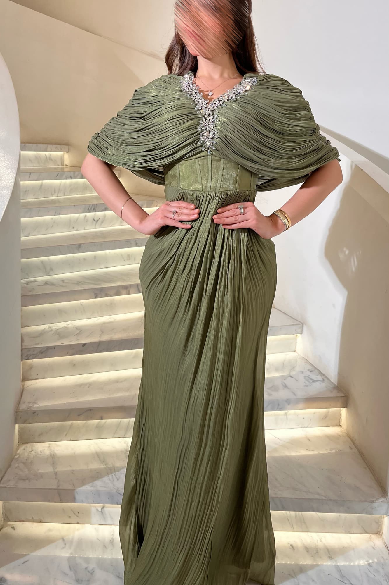 فستان سهرة يمنح إطلالة فاخرة وراقية مصنوع من قماش انسيابي خفيف بملمس ناعم وطيات حريرية متدرجة