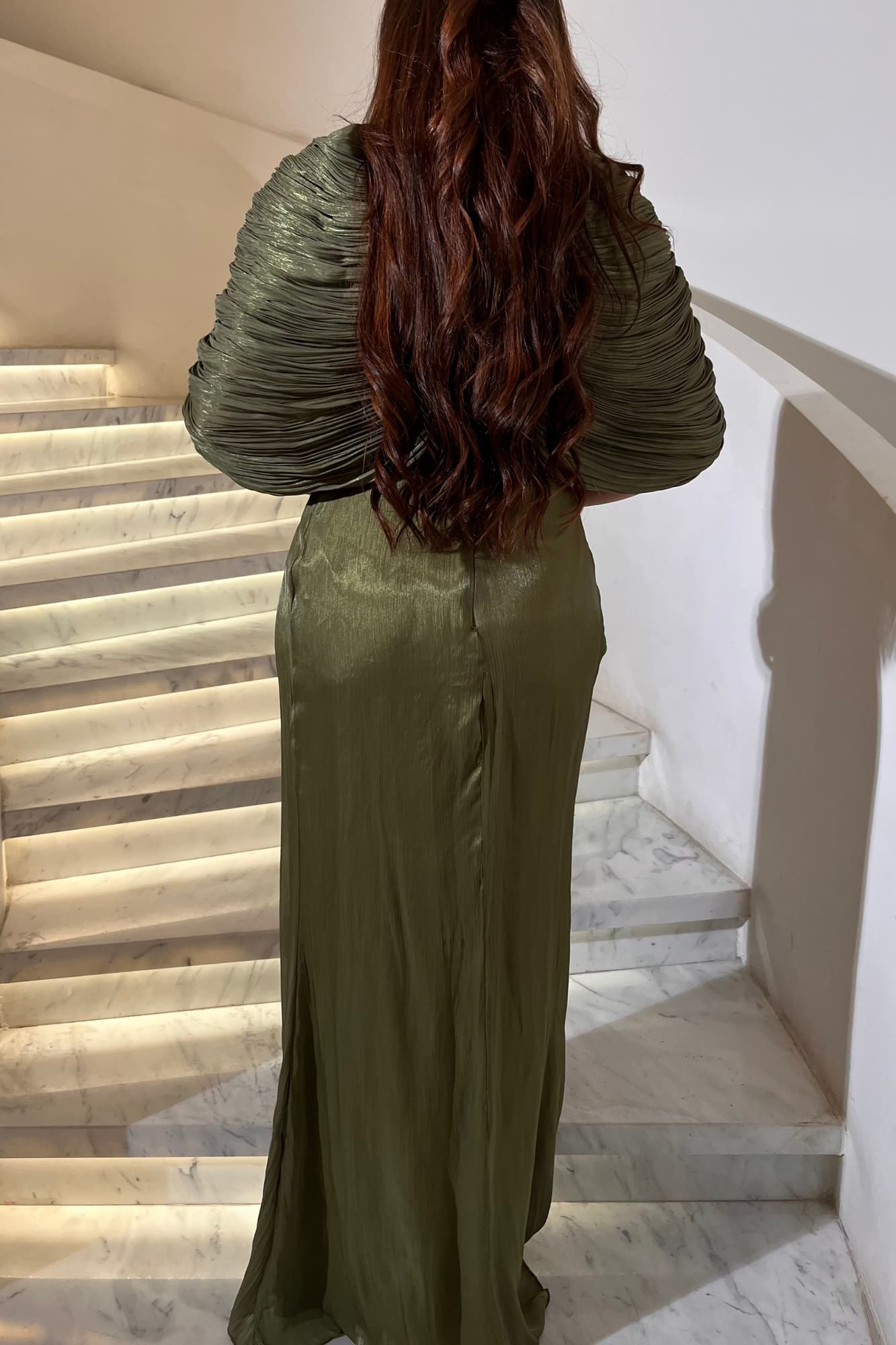 فستان سهرة يمنح إطلالة فاخرة وراقية مصنوع من قماش انسيابي خفيف بملمس ناعم وطيات حريرية متدرجة