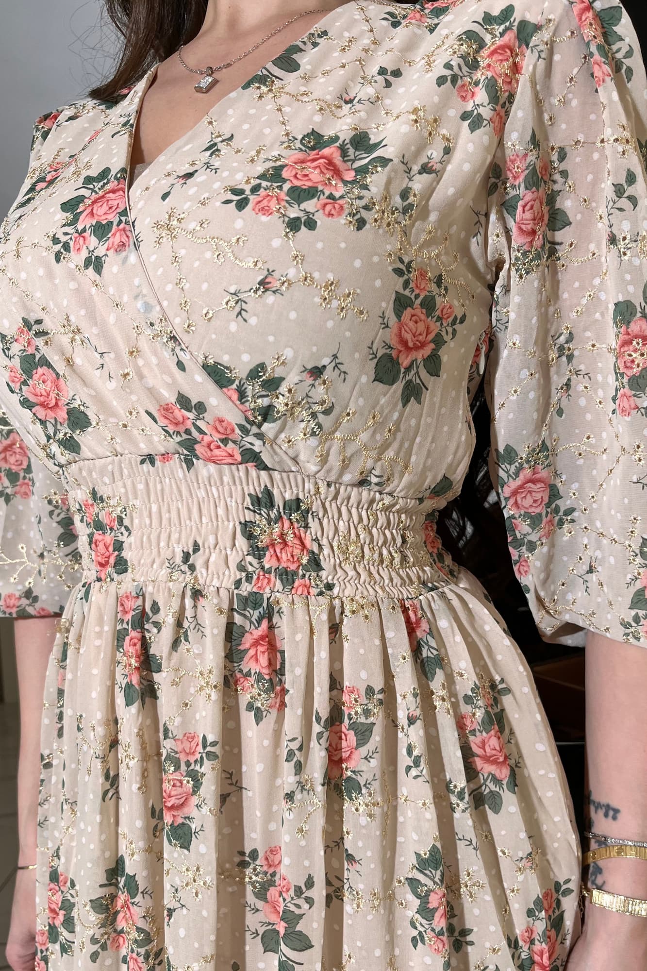 فستان صيفي ناعم بطابع أنثوي جذاب، مصنوع من قماش خفيف وبنقشة وردية رقيقة بيج غامق