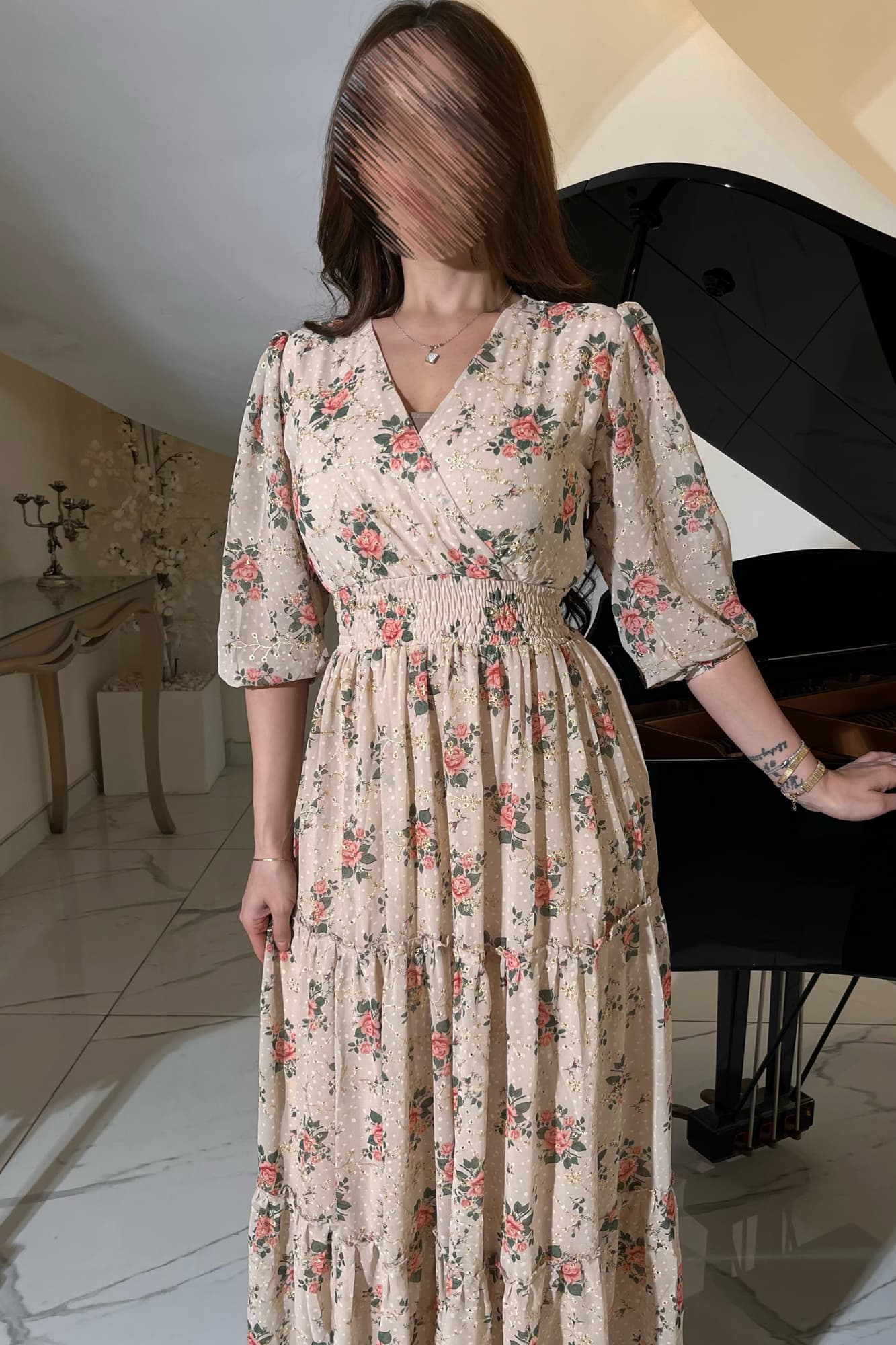 فستان صيفي ناعم بطابع أنثوي جذاب، مصنوع من قماش خفيف وبنقشة وردية رقيقة