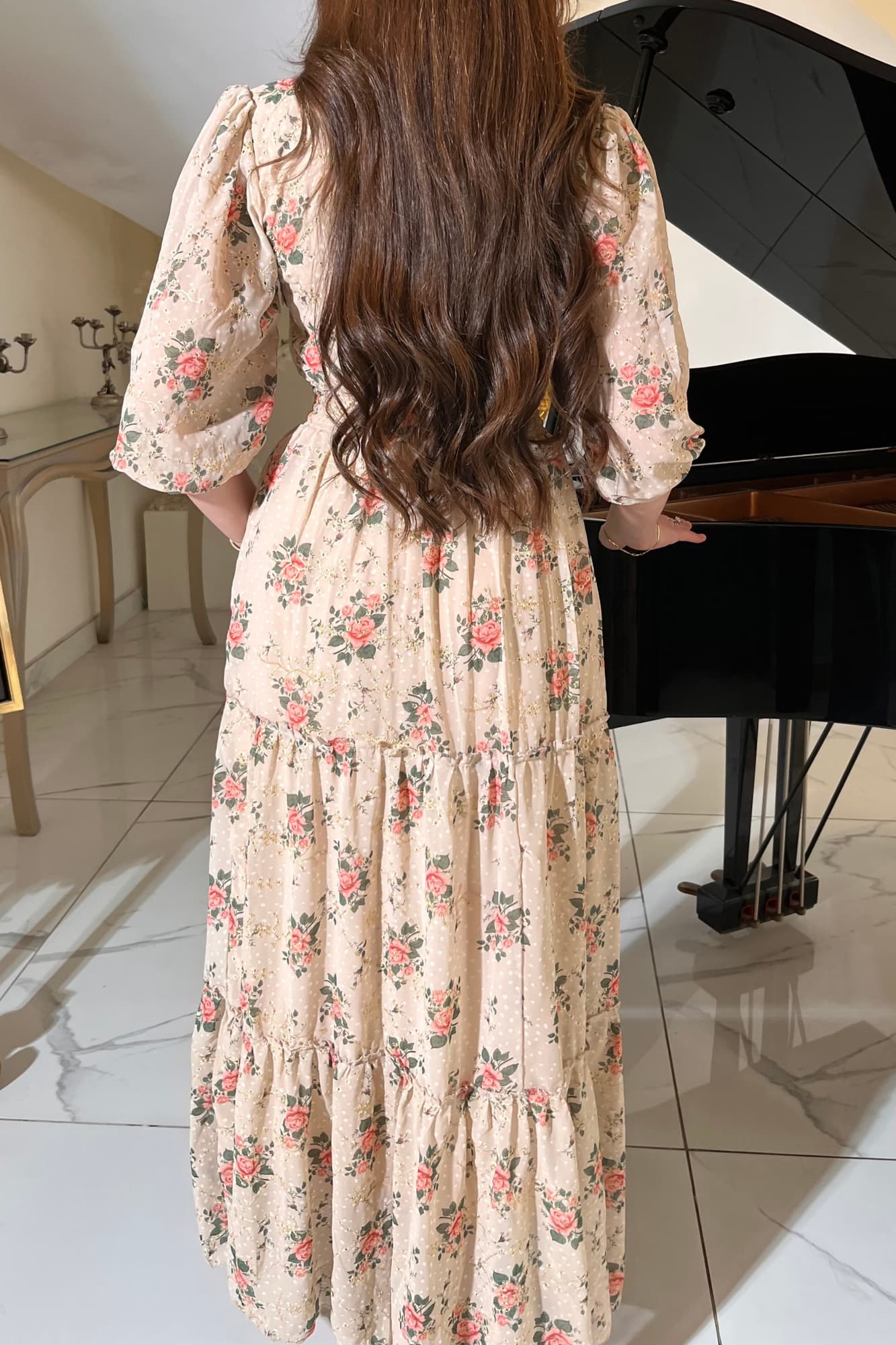 فستان صيفي ناعم بطابع أنثوي جذاب، مصنوع من قماش خفيف وبنقشة وردية رقيقة