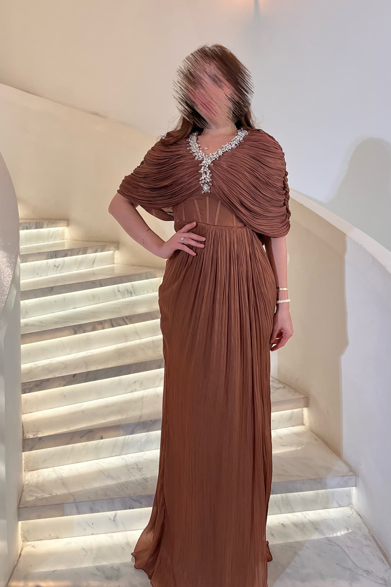 فستان سهرة يمنح إطلالة فاخرة وراقية مصنوع من قماش انسيابي خفيف بملمس ناعم وطيات حريرية متدرجة