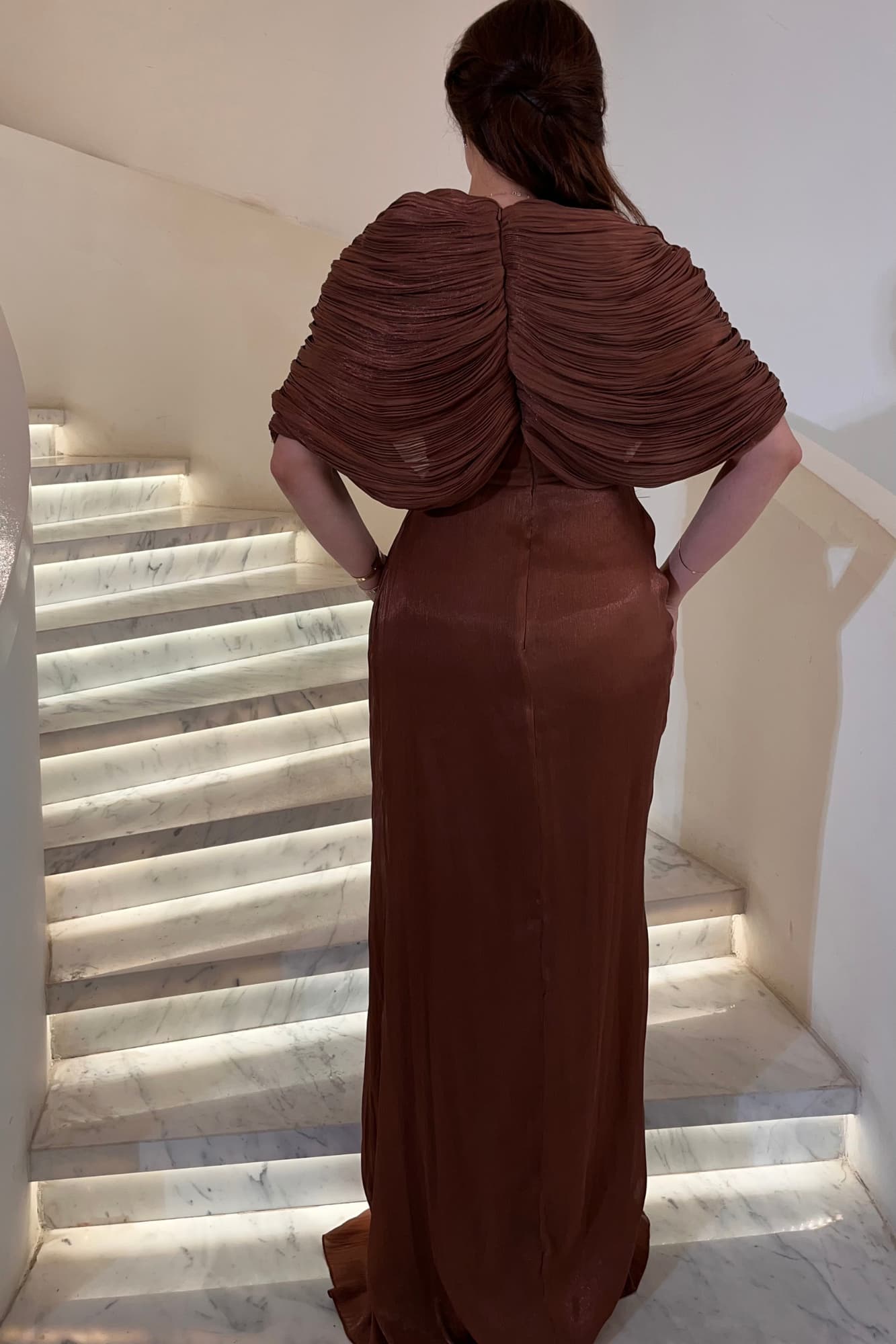 فستان سهرة يمنح إطلالة فاخرة وراقية مصنوع من قماش انسيابي خفيف بملمس ناعم وطيات حريرية متدرجة