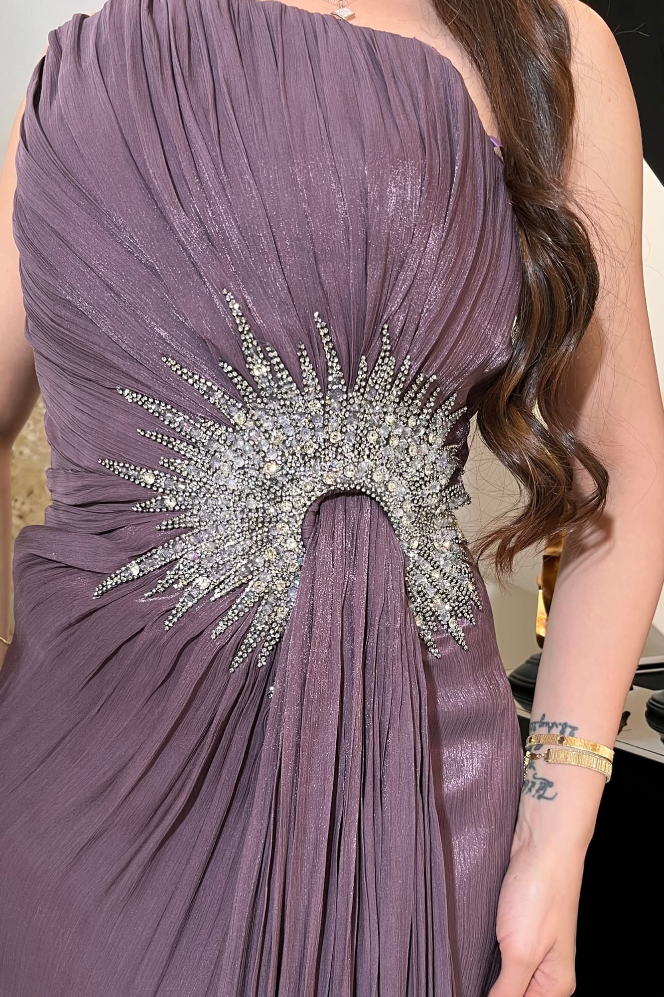 فستان سهرة يجمع بين اللمسة الملكية والرقة الناعمة المصنوع من قماش انسيابي لامع موف