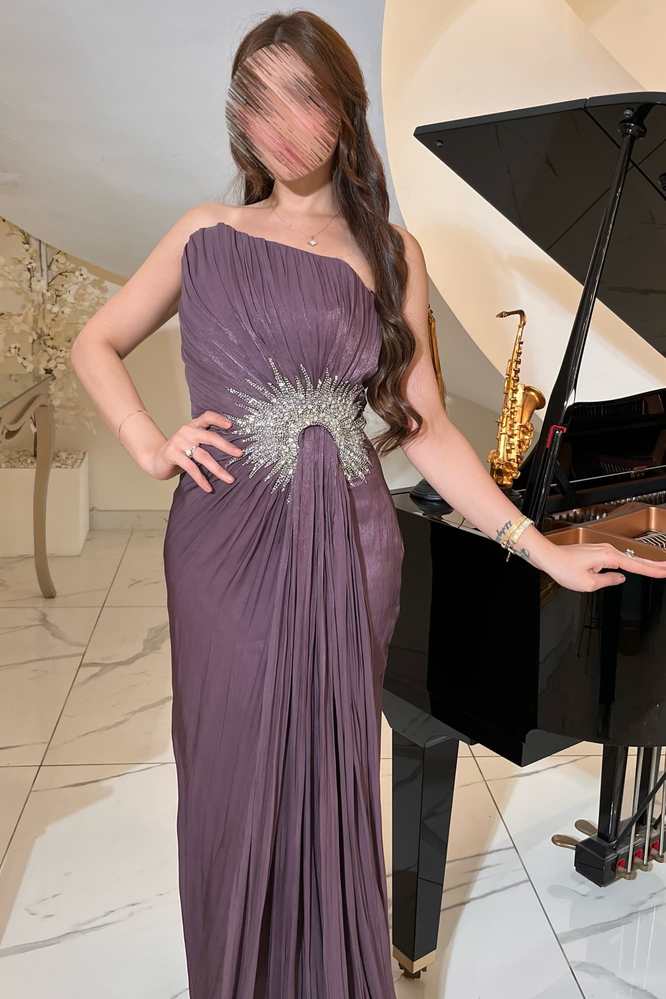 فستان سهرة يجمع بين اللمسة الملكية والرقة الناعمة المصنوع من قماش انسيابي لامع