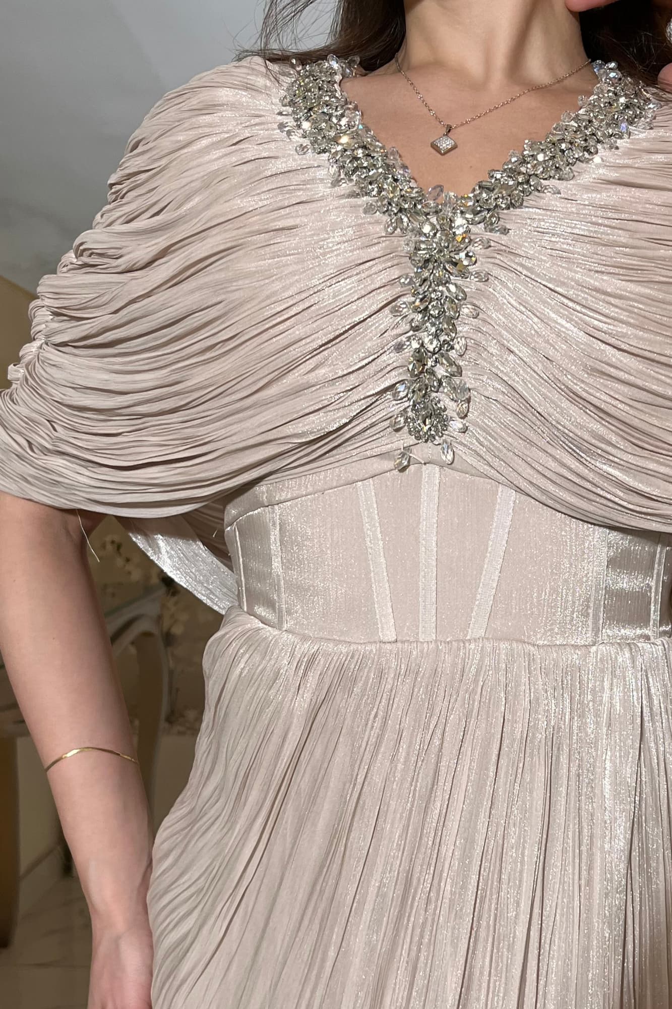 فستان سهرة يمنح إطلالة فاخرة وراقية مصنوع من قماش انسيابي خفيف بملمس ناعم وطيات حريرية متدرجة بيج فاتح