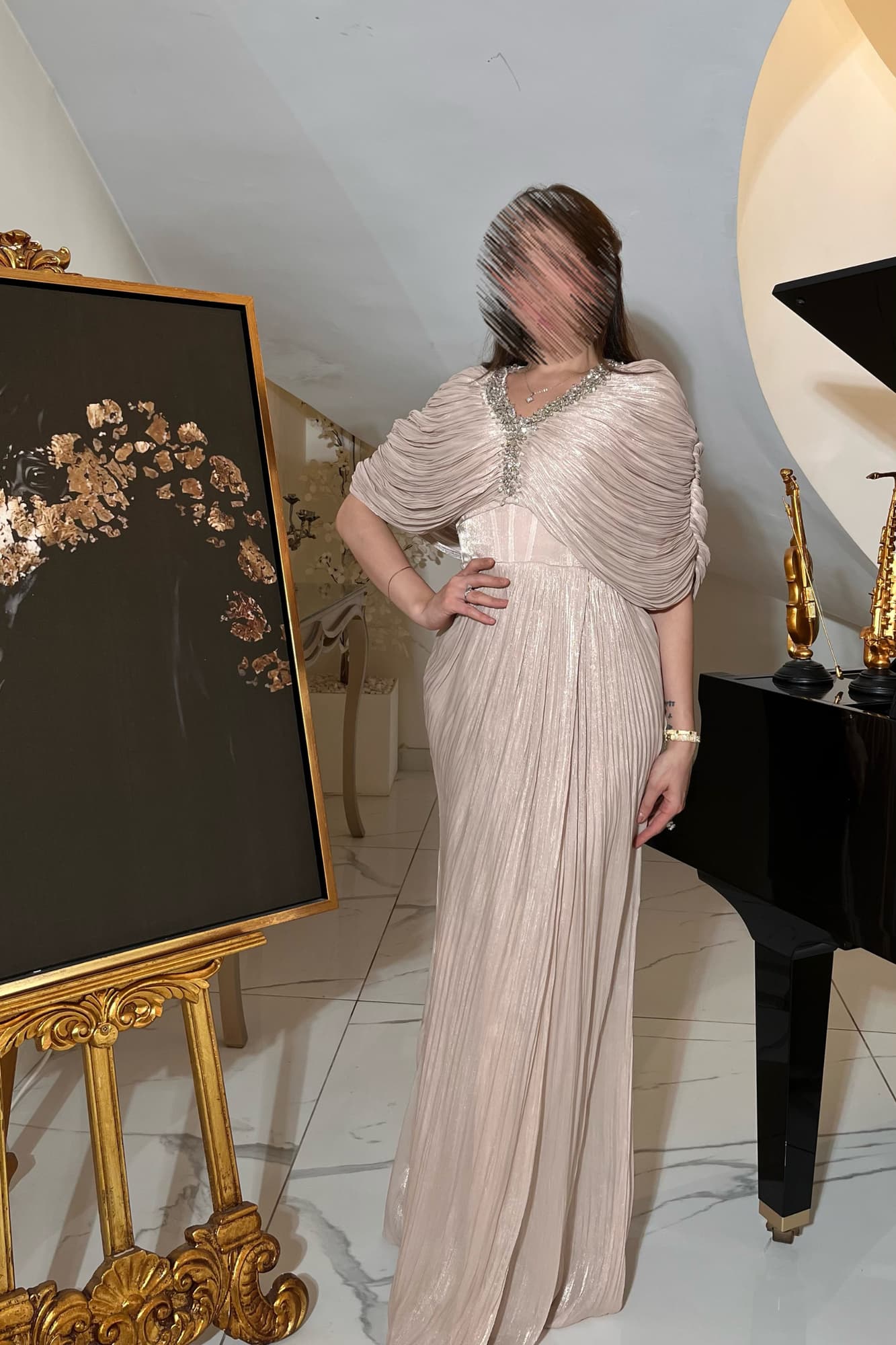 فستان سهرة يمنح إطلالة فاخرة وراقية مصنوع من قماش انسيابي خفيف بملمس ناعم وطيات حريرية متدرجة