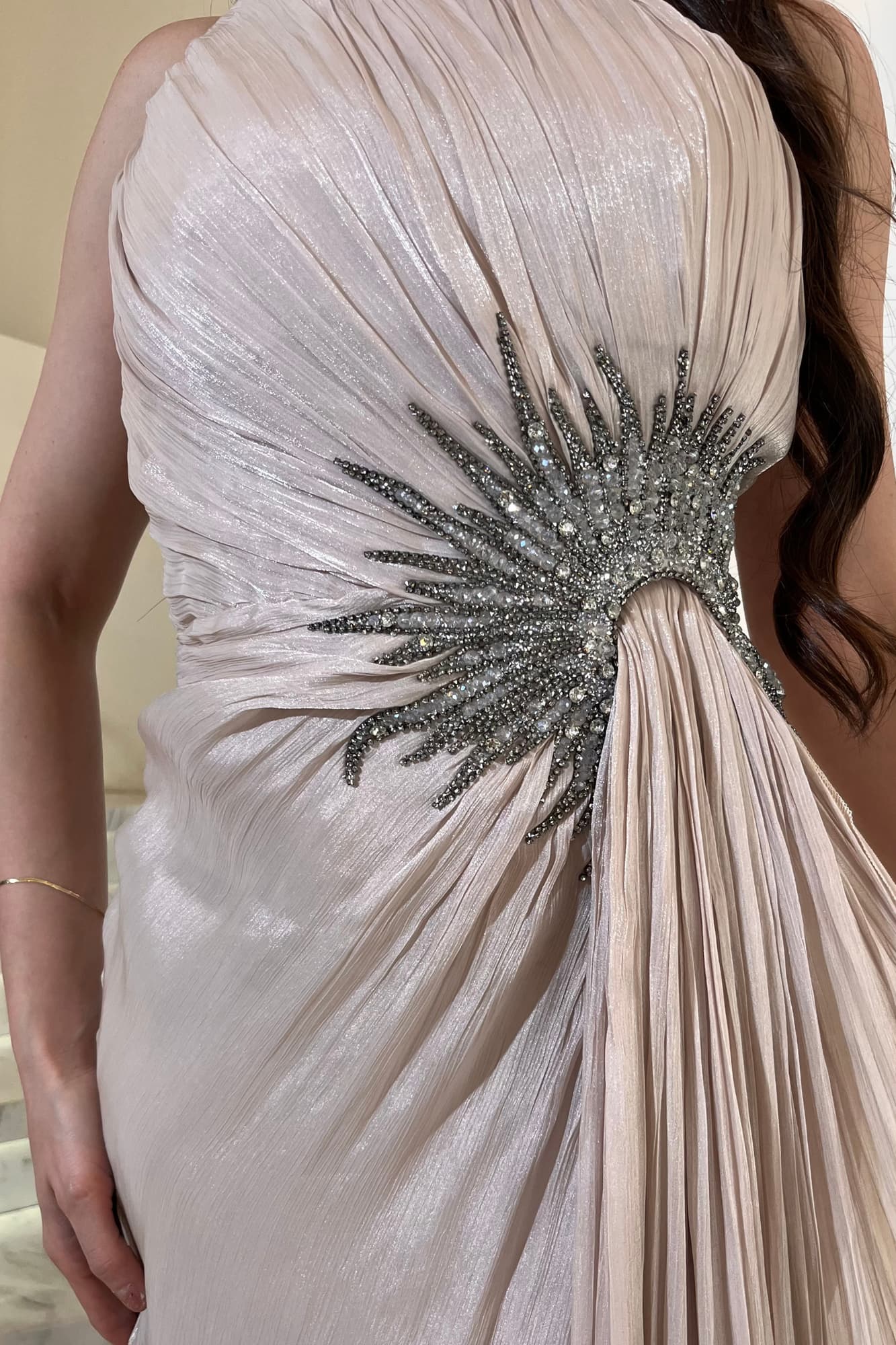 فستان سهرة يجمع بين اللمسة الملكية والرقة الناعمة المصنوع من قماش انسيابي لامع بيج فاتح