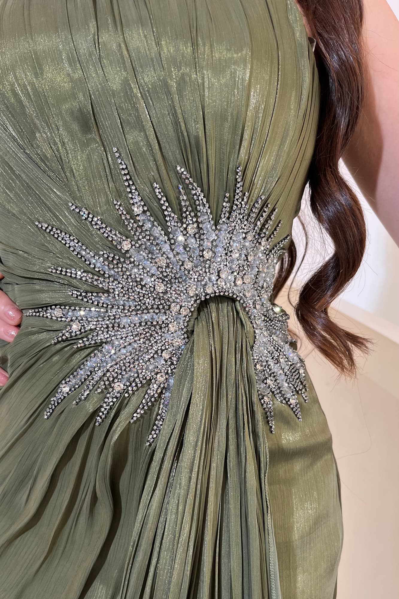 فستان سهرة يجمع بين اللمسة الملكية والرقة الناعمة المصنوع من قماش انسيابي لامع زيتي فاتح