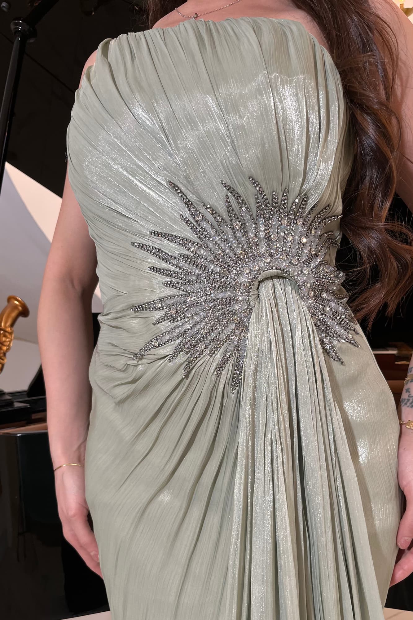 فستان سهرة يجمع بين اللمسة الملكية والرقة الناعمة المصنوع من قماش انسيابي لامع عشبي