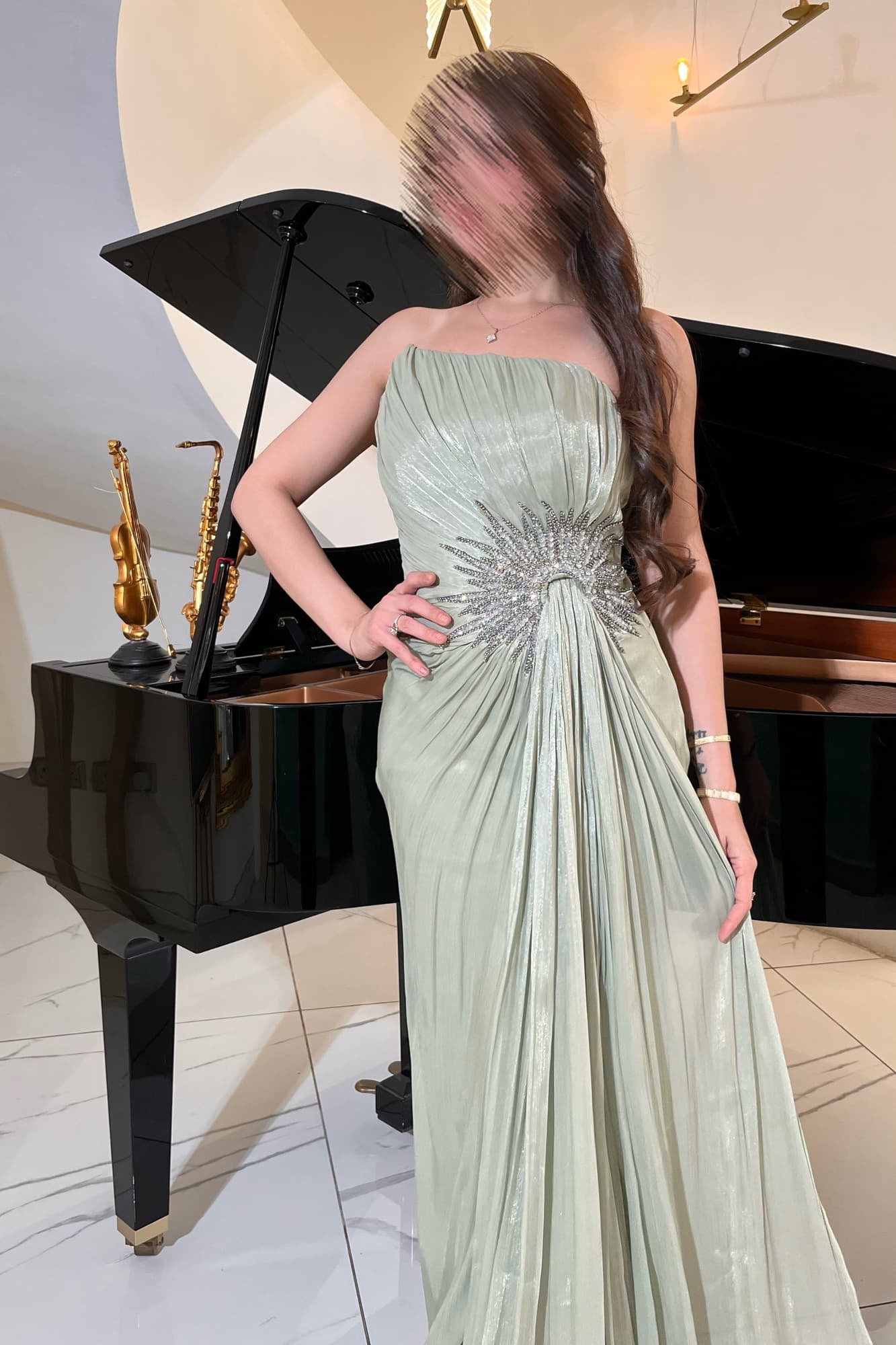 فستان سهرة يجمع بين اللمسة الملكية والرقة الناعمة المصنوع من قماش انسيابي لامع