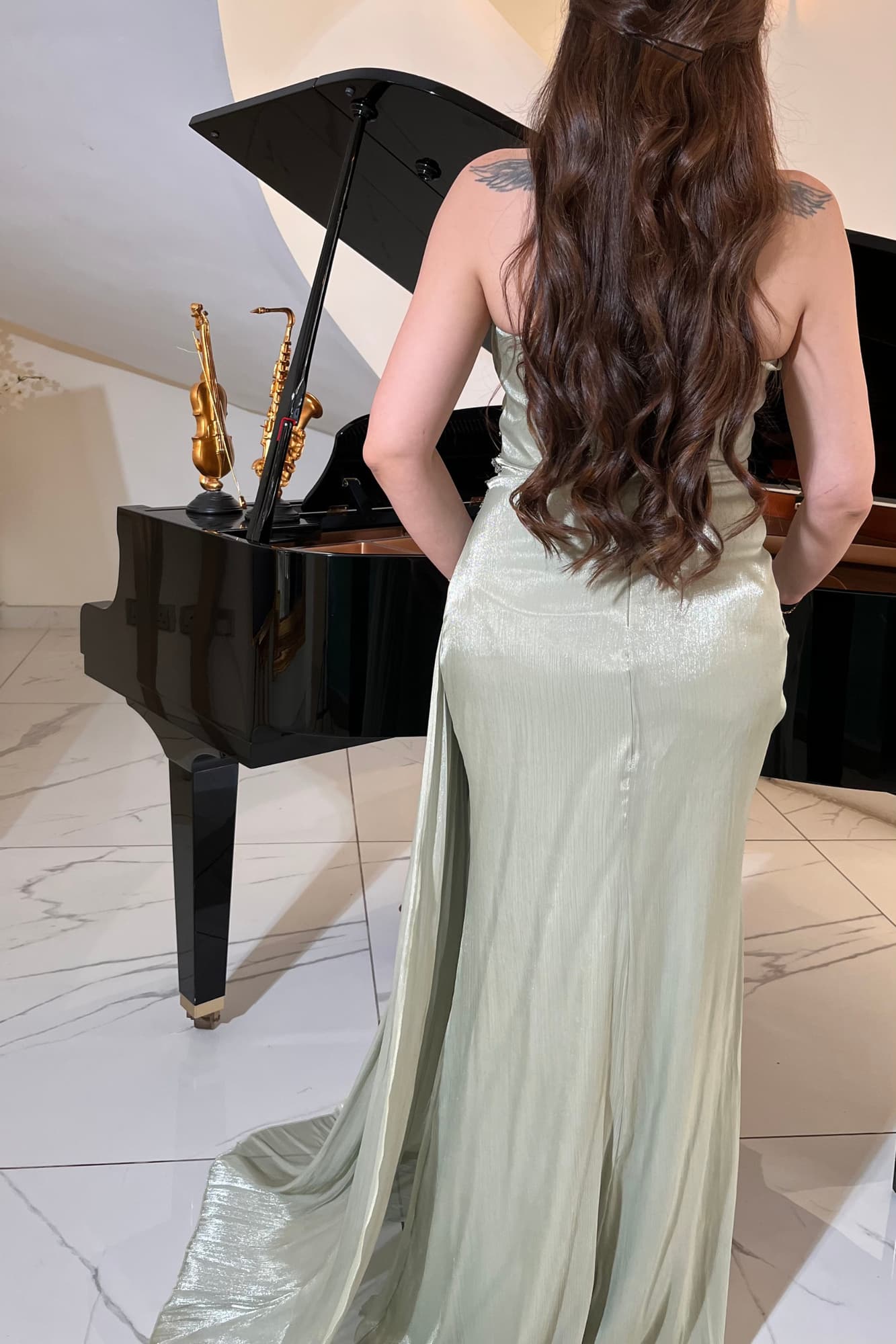 فستان سهرة يجمع بين اللمسة الملكية والرقة الناعمة المصنوع من قماش انسيابي لامع