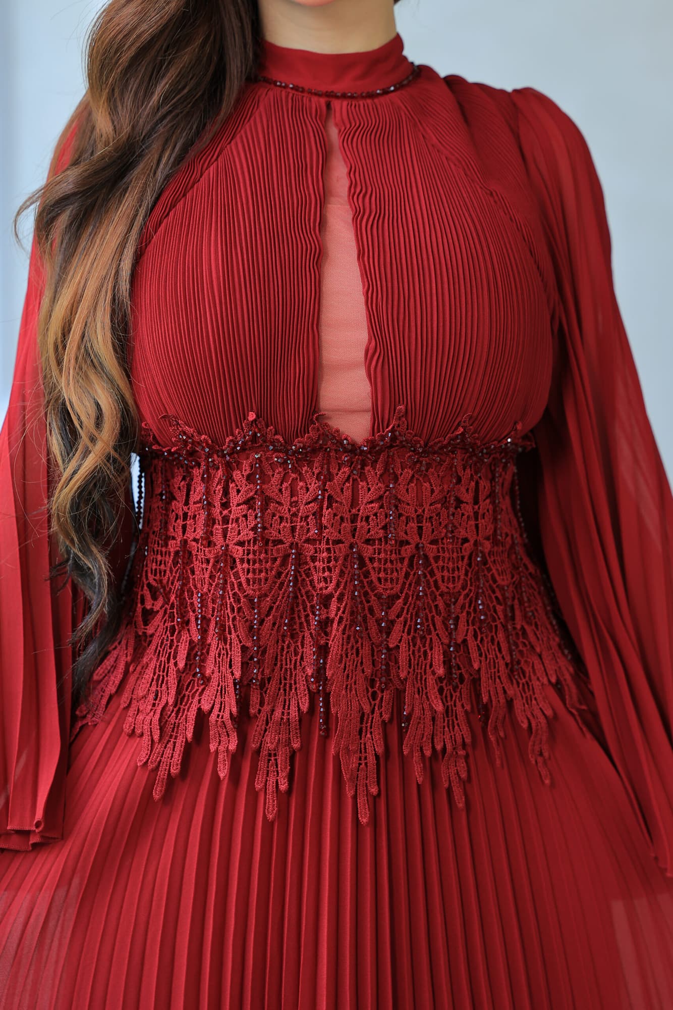 فستان أنيق بكسر ناعمة بتدخيلة دانتيل عالخصر مزين بلؤلؤ عودي