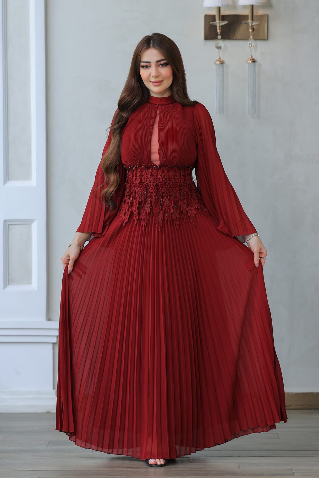 فستان أنيق بكسر ناعمة بتدخيلة دانتيل عالخصر مزين بلؤلؤ