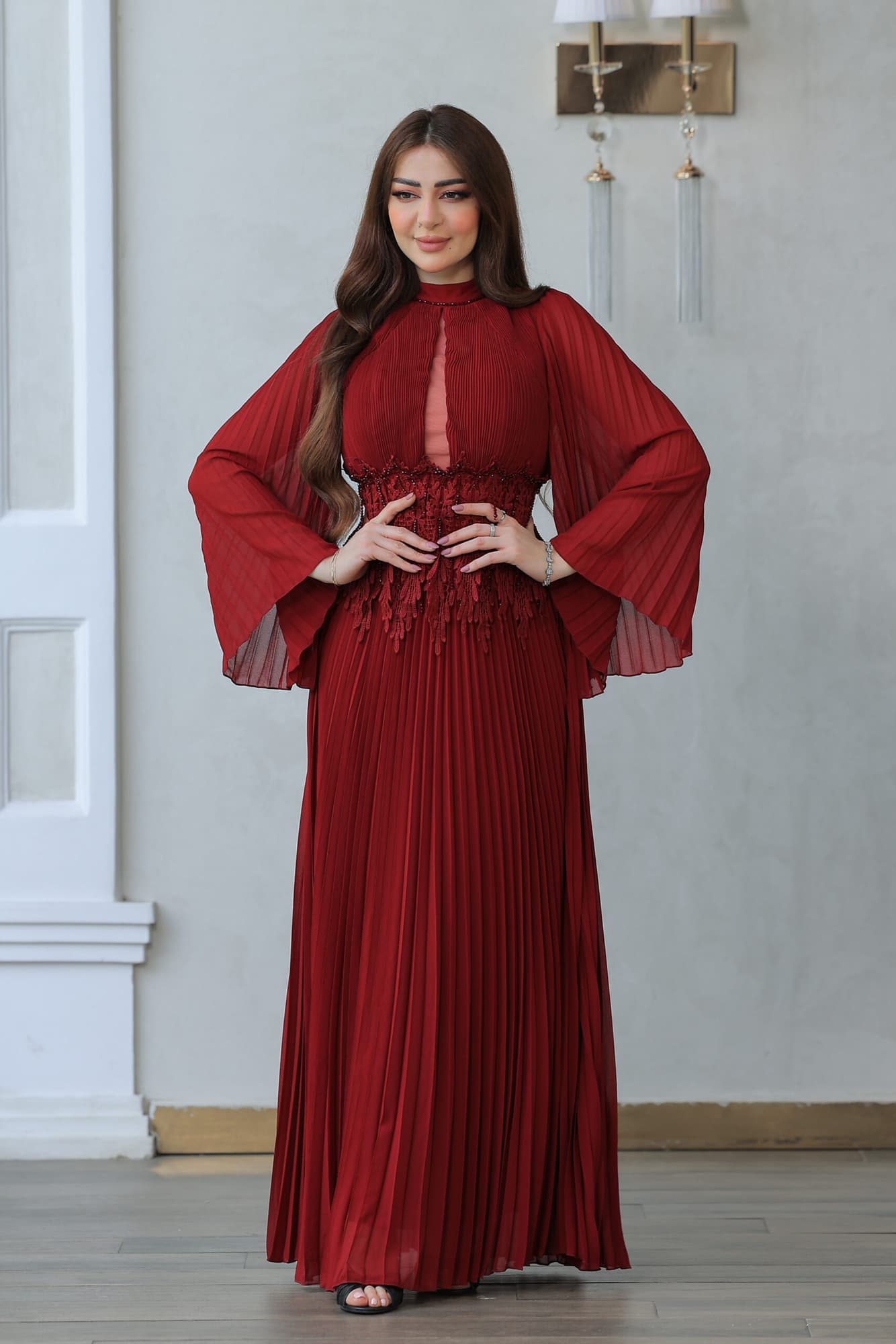 فستان أنيق بكسر ناعمة بتدخيلة دانتيل عالخصر مزين بلؤلؤ