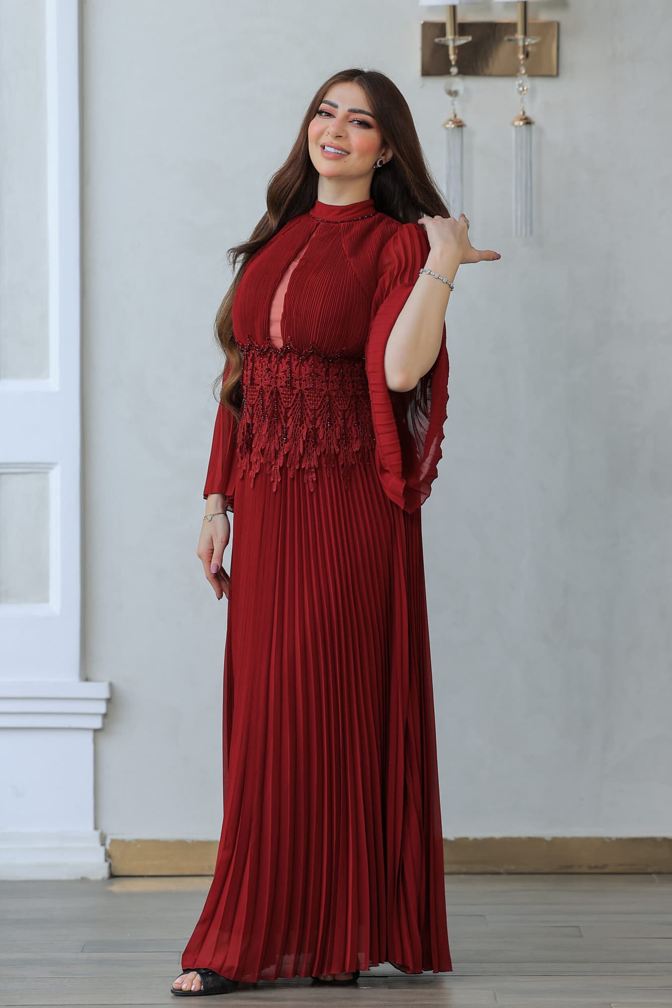 فستان أنيق بكسر ناعمة بتدخيلة دانتيل عالخصر مزين بلؤلؤ