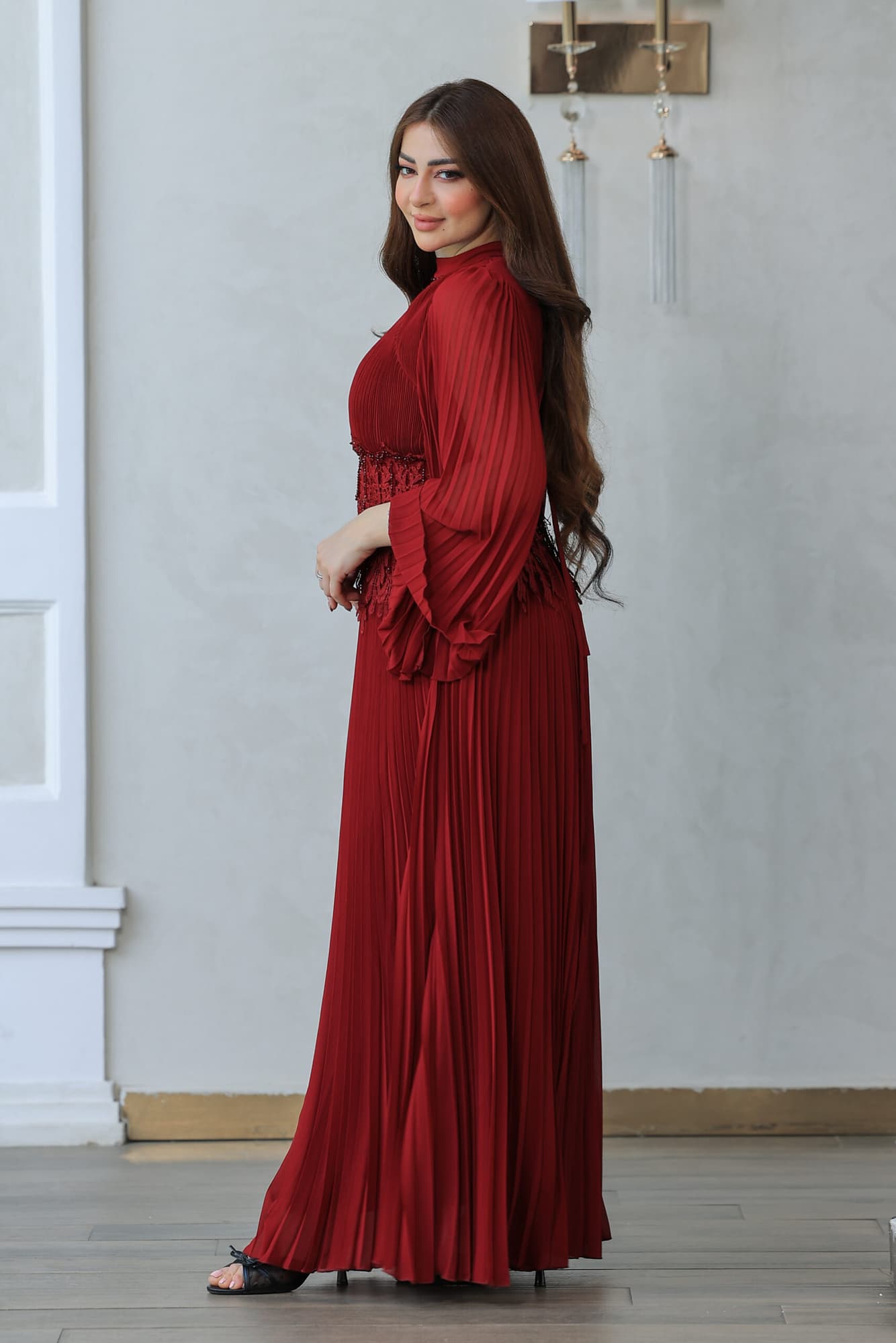 فستان أنيق بكسر ناعمة بتدخيلة دانتيل عالخصر مزين بلؤلؤ