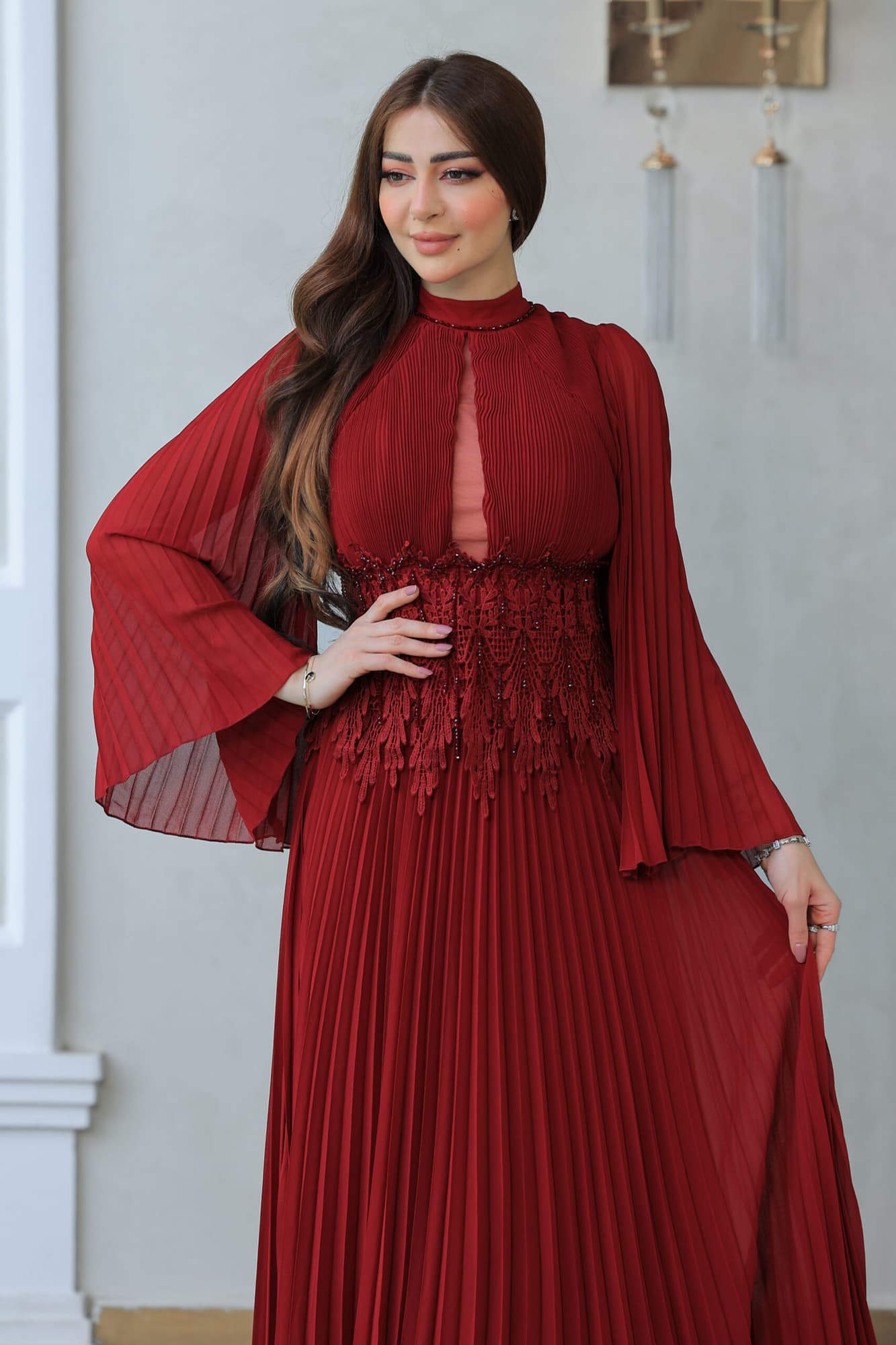 فستان أنيق بكسر ناعمة بتدخيلة دانتيل عالخصر مزين بلؤلؤ