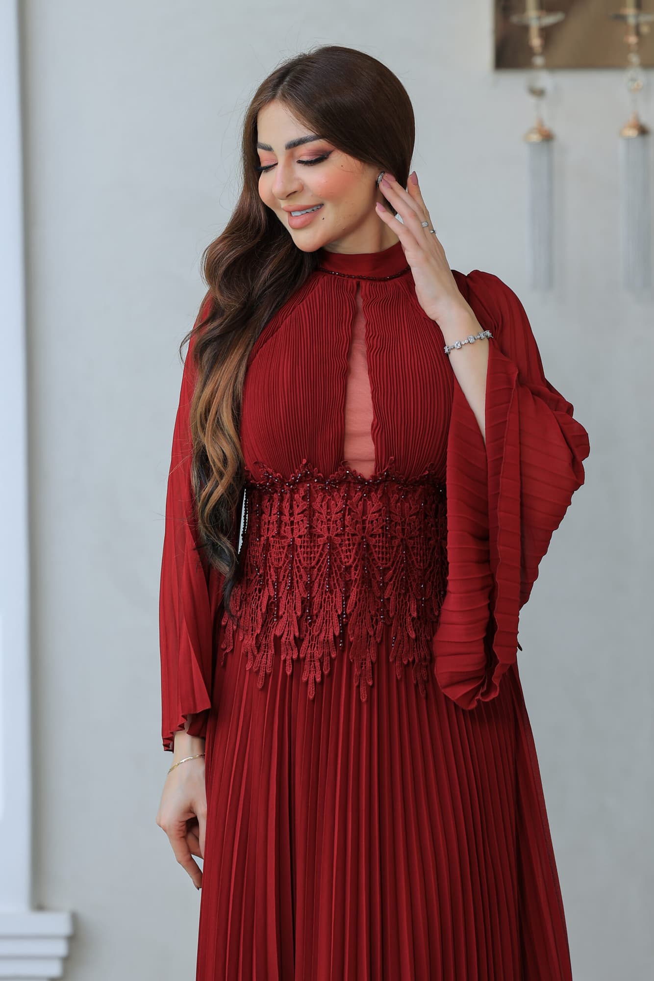 فستان أنيق بكسر ناعمة بتدخيلة دانتيل عالخصر مزين بلؤلؤ