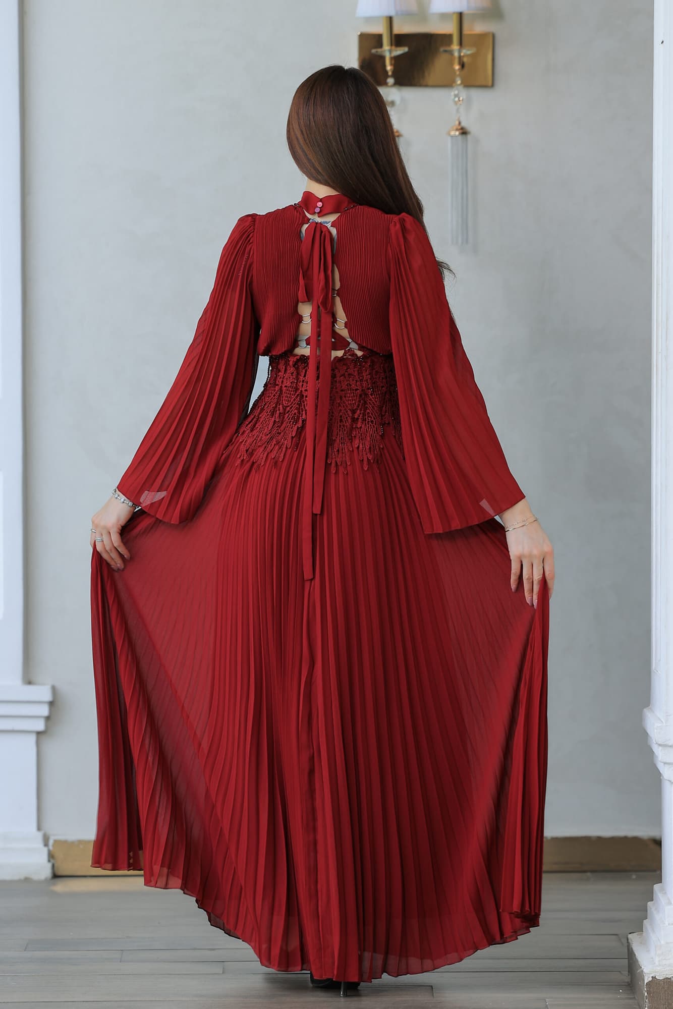 فستان أنيق بكسر ناعمة بتدخيلة دانتيل عالخصر مزين بلؤلؤ