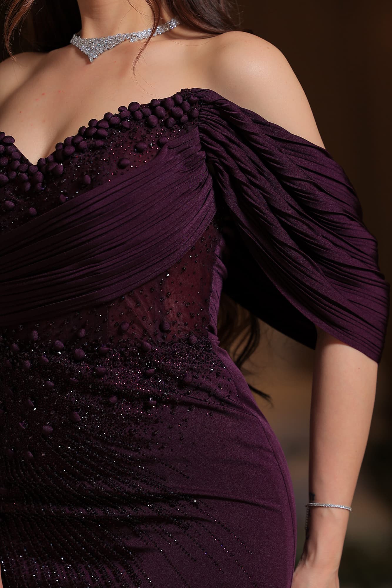 فستان سهرة فاخر بلون بنفسجي داكن يمنح إطلالة راقية ومميزة بنفسجي غامق