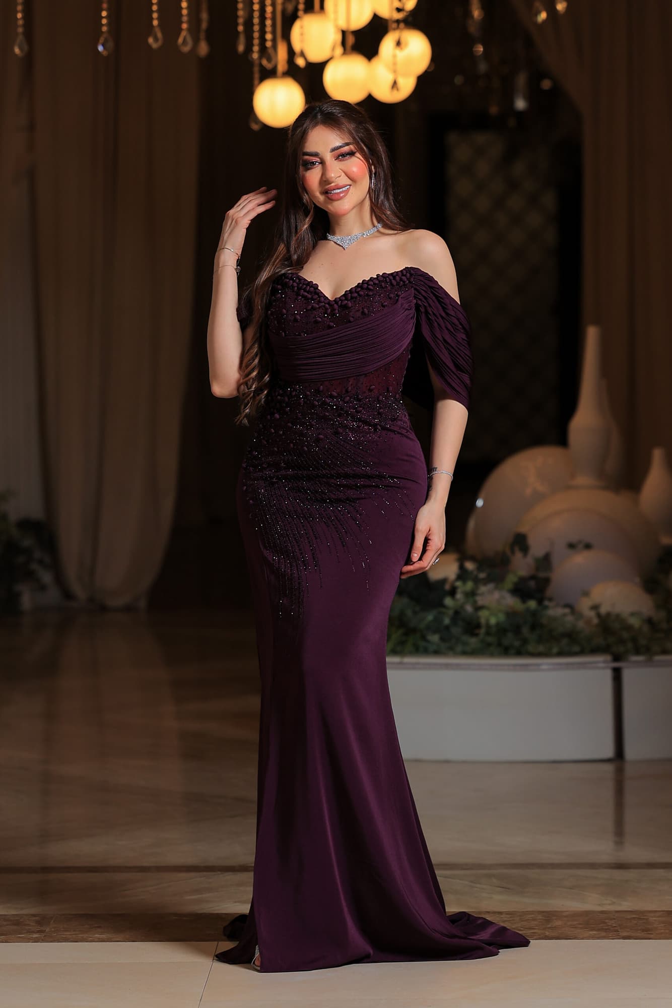 فستان سهرة فاخر بلون بنفسجي داكن يمنح إطلالة راقية ومميزة