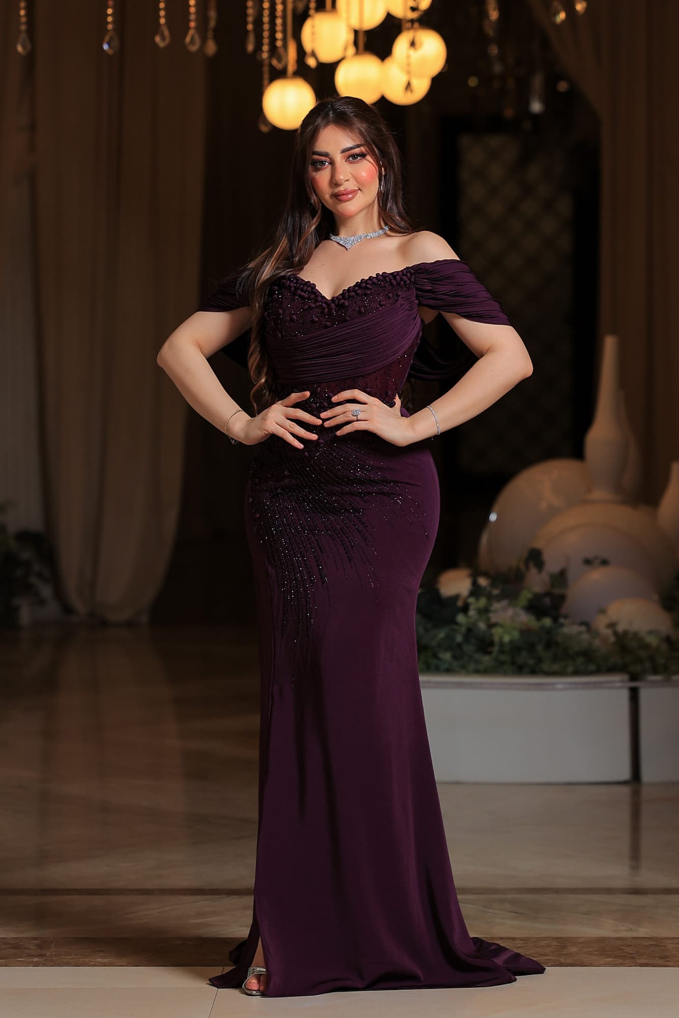 فستان سهرة فاخر بلون بنفسجي داكن يمنح إطلالة راقية ومميزة