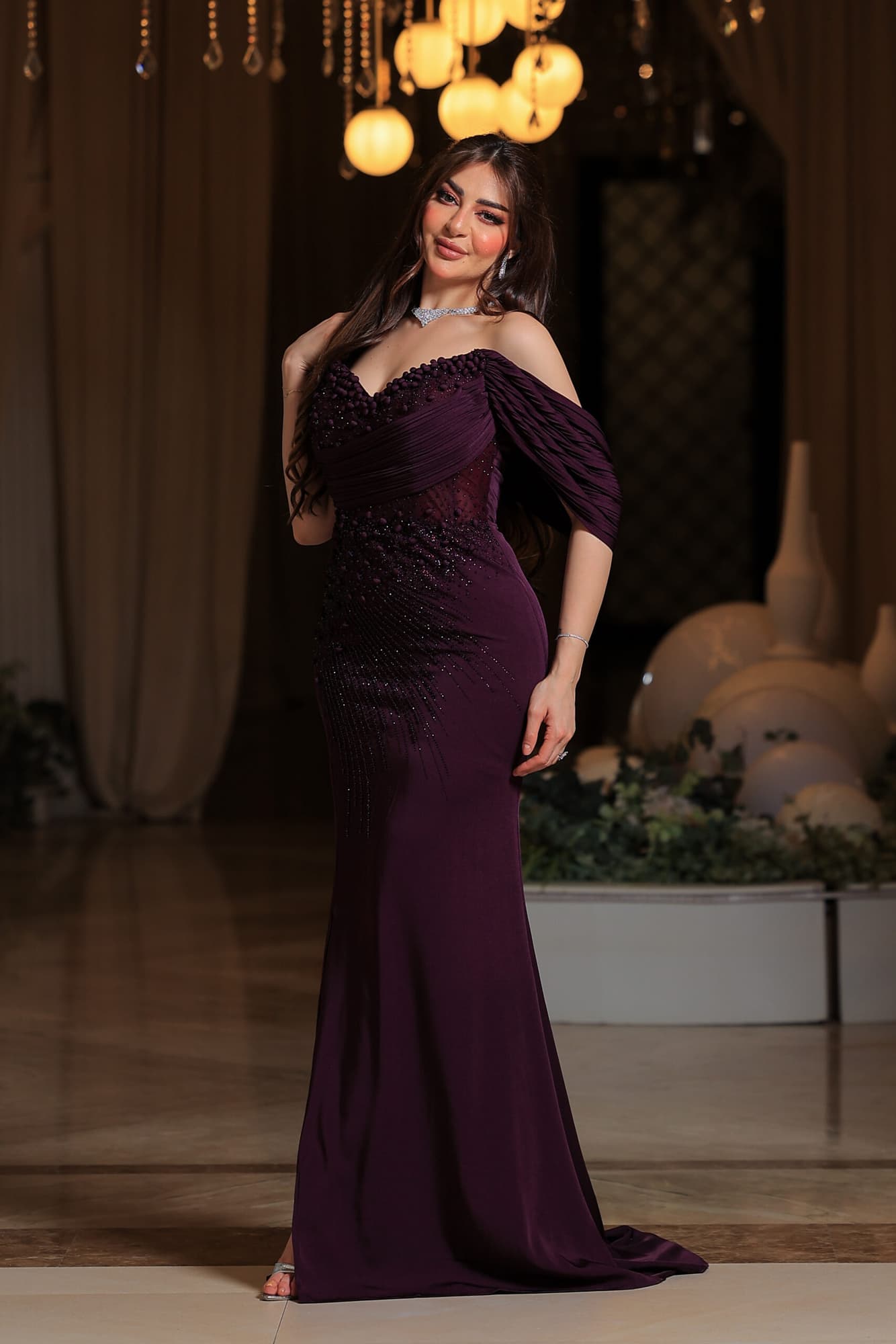 فستان سهرة فاخر بلون بنفسجي داكن يمنح إطلالة راقية ومميزة