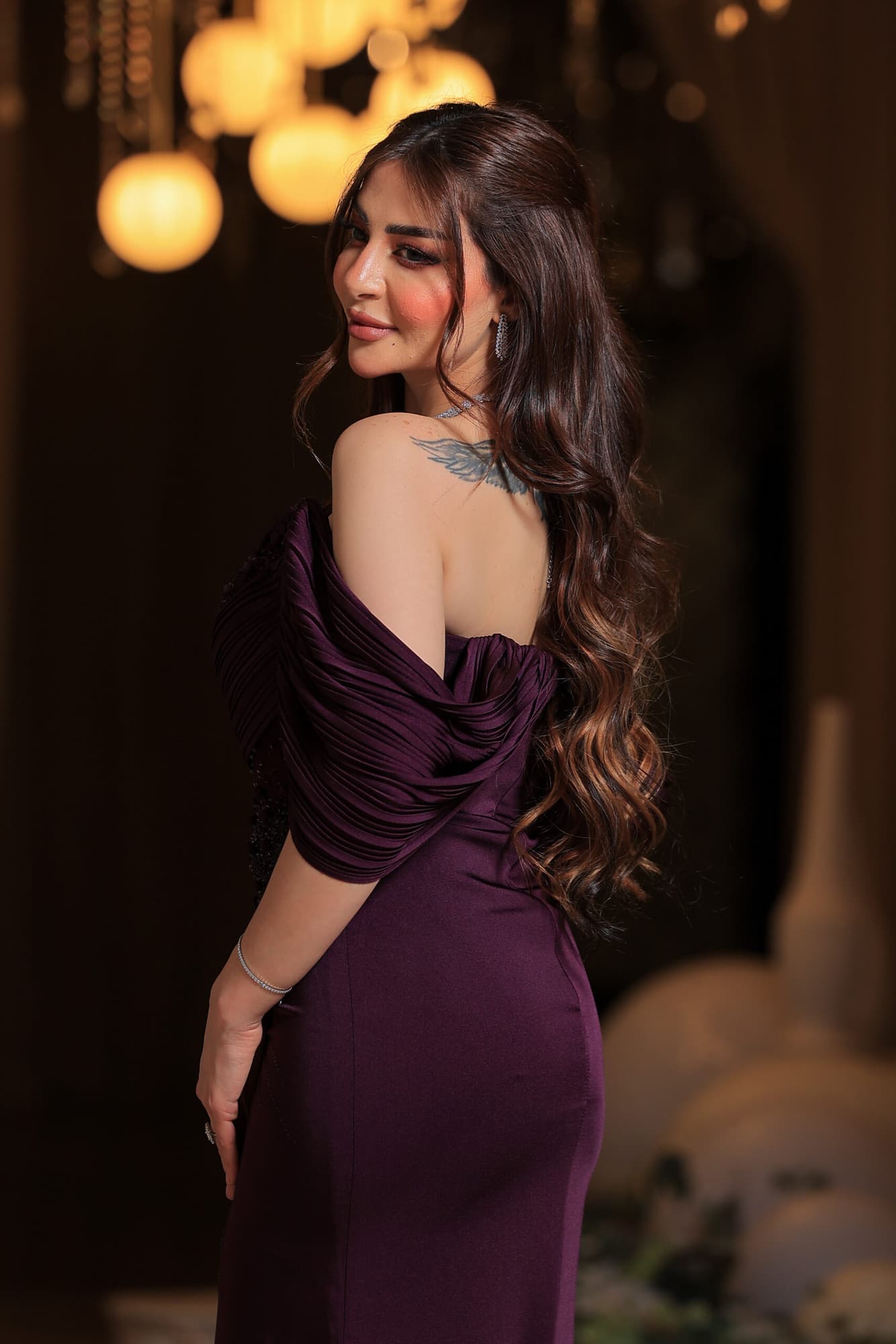 فستان سهرة فاخر بلون بنفسجي داكن يمنح إطلالة راقية ومميزة