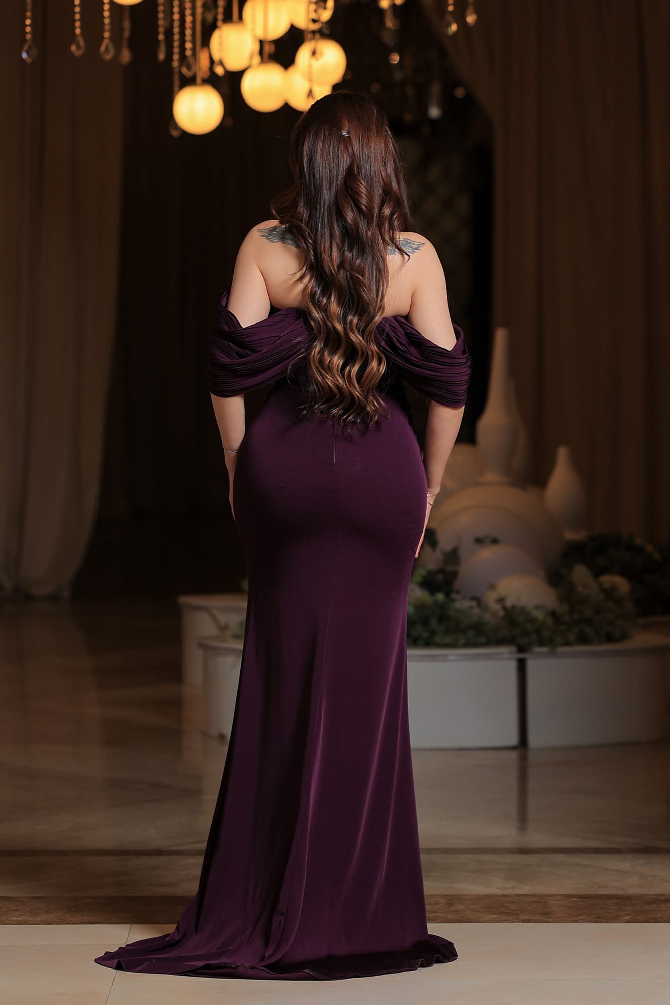 فستان سهرة فاخر بلون بنفسجي داكن يمنح إطلالة راقية ومميزة