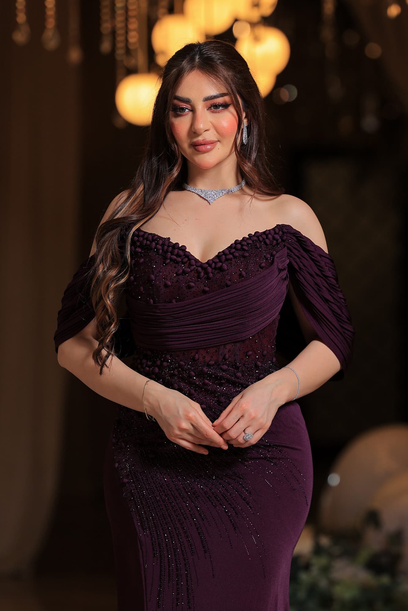 فستان سهرة فاخر بلون بنفسجي داكن يمنح إطلالة راقية ومميزة