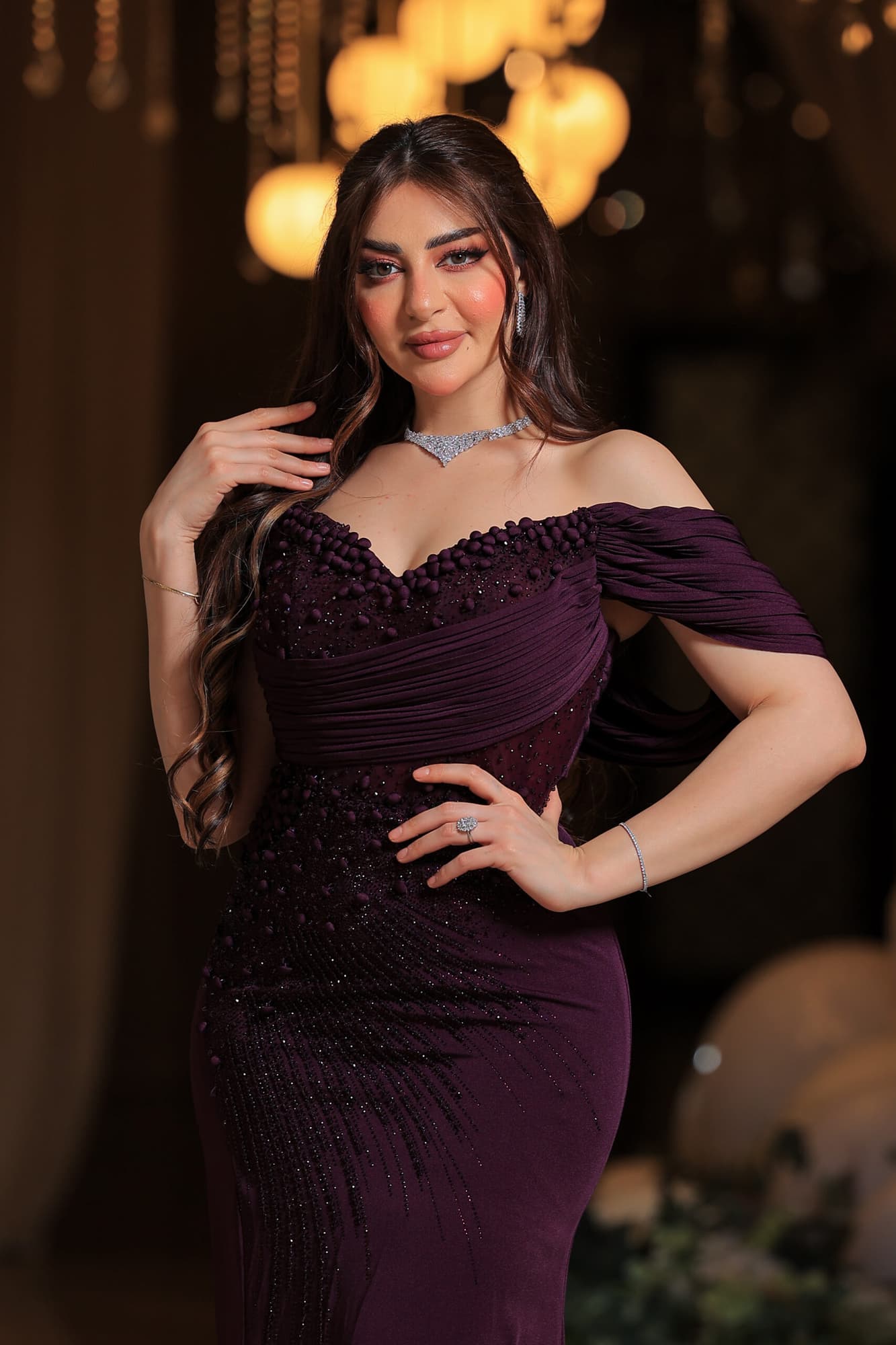 فستان سهرة فاخر بلون بنفسجي داكن يمنح إطلالة راقية ومميزة