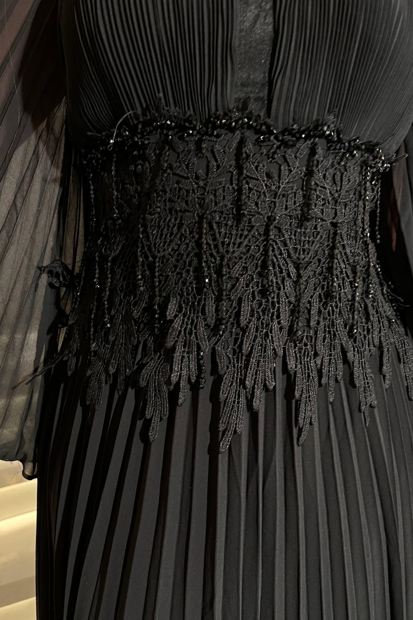 فستان أنيق بكسر ناعمة بتدخيلة دانتيل عالخصر مزين بلؤلؤ اسود