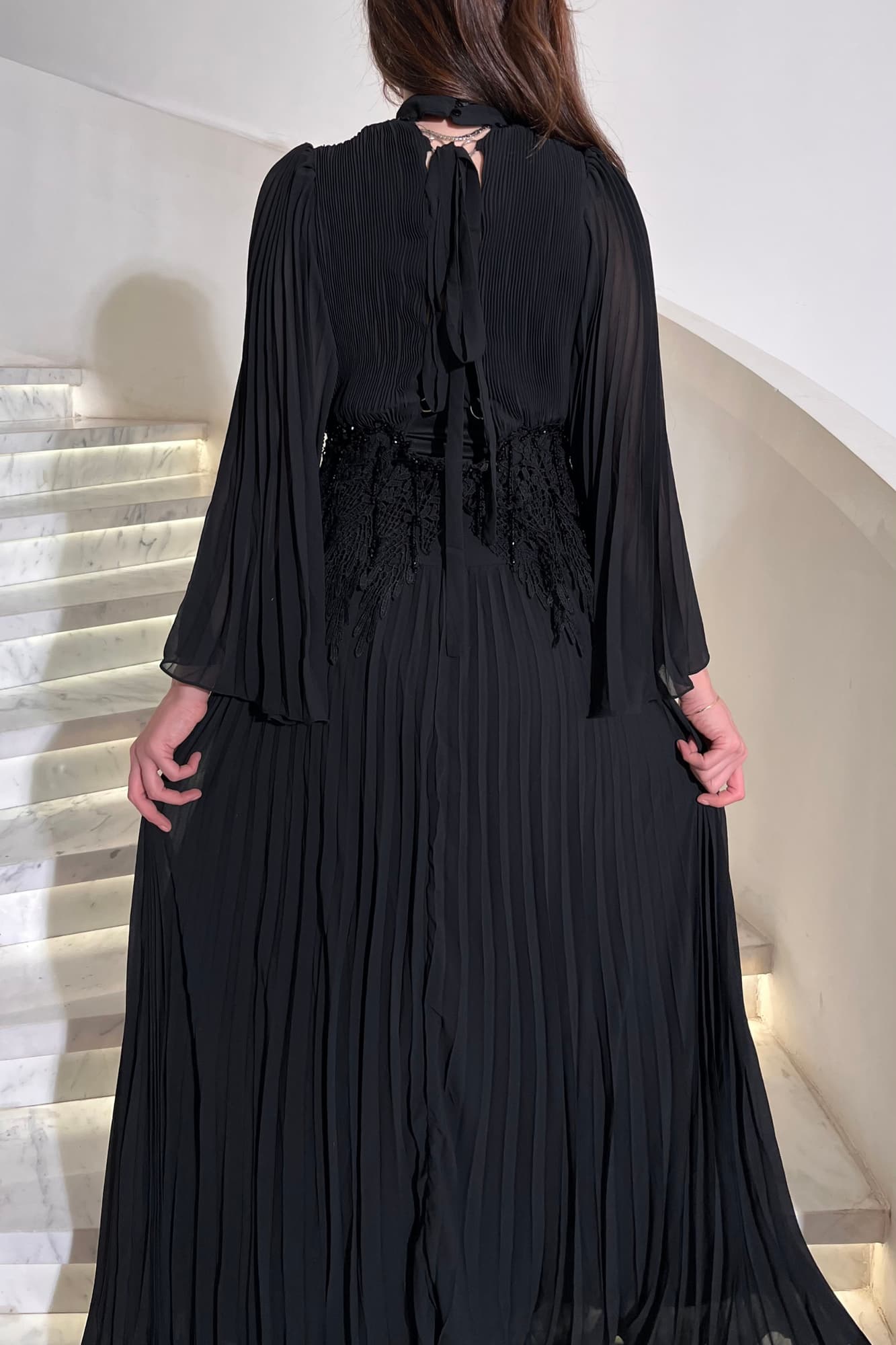 فستان أنيق بكسر ناعمة بتدخيلة دانتيل عالخصر مزين بلؤلؤ