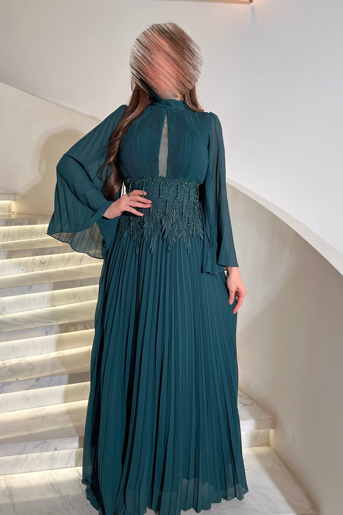 فستان أنيق بكسر ناعمة بتدخيلة دانتيل عالخصر مزين بلؤلؤ