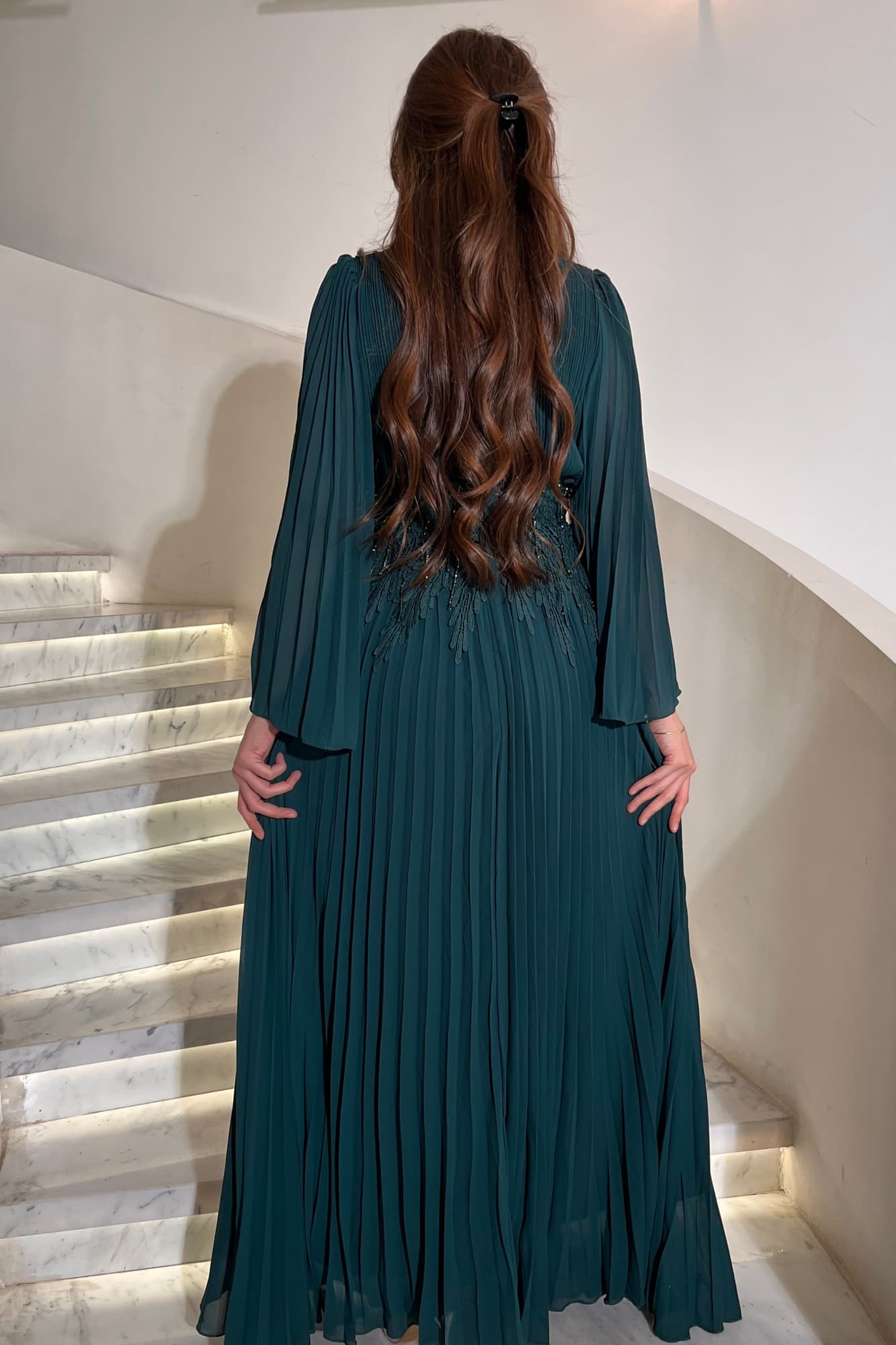 فستان أنيق بكسر ناعمة بتدخيلة دانتيل عالخصر مزين بلؤلؤ