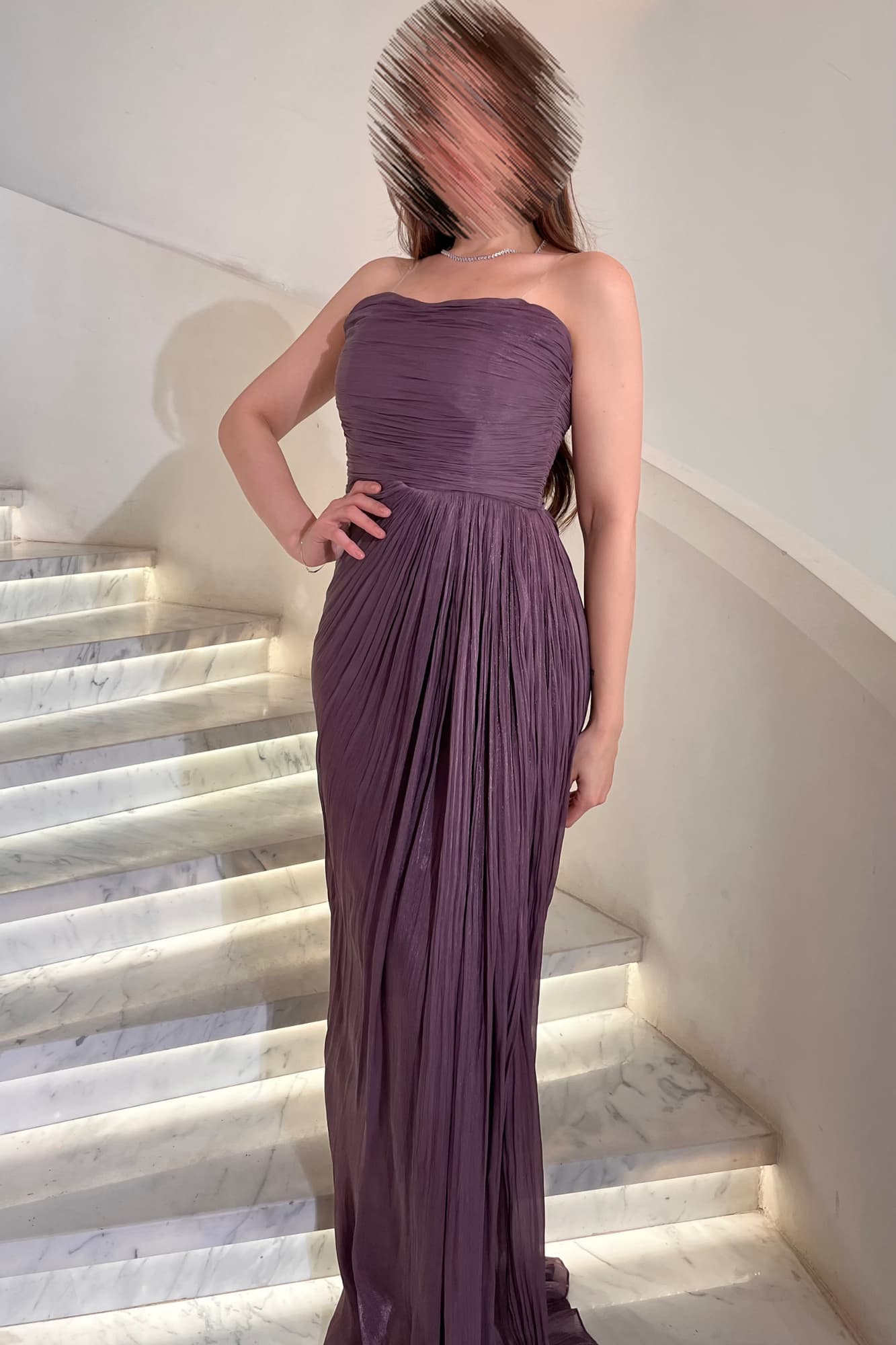 فستان سهرة ناعم يخطف الأنظار بأنوثته الهادئة مصمّم بطبقات درابية تبرز القوام بشكل ناعم