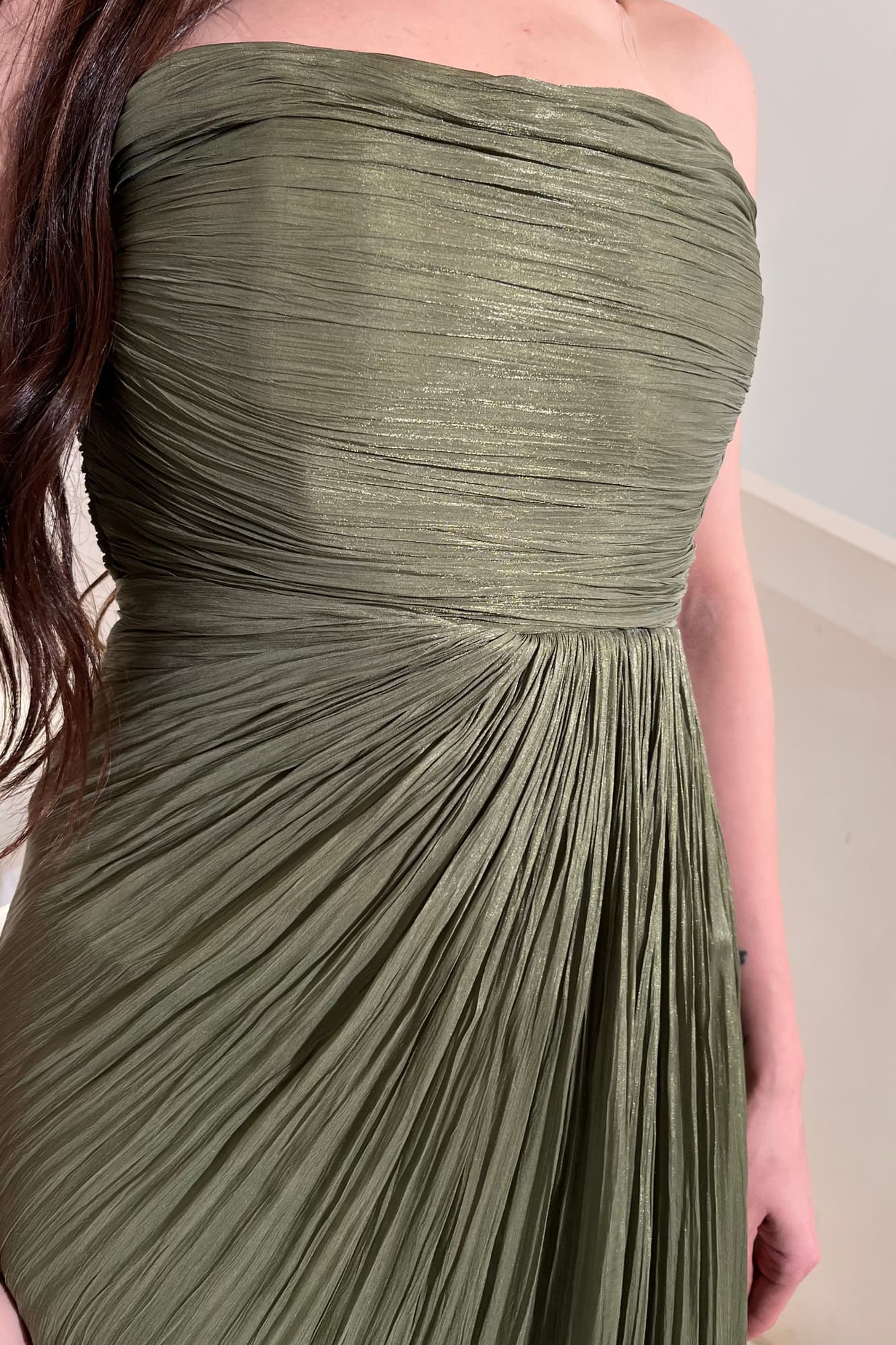 فستان سهرة ناعم يخطف الأنظار بأنوثته الهادئة مصمّم بطبقات درابية تبرز القوام بشكل ناعم زيتي فاتح