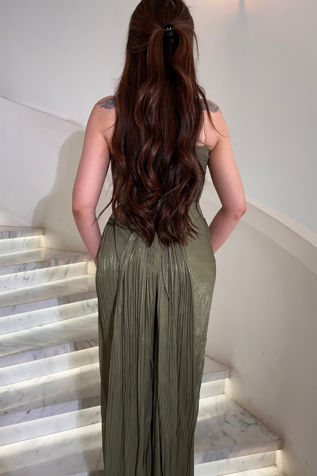 فستان سهرة ناعم يخطف الأنظار بأنوثته الهادئة مصمّم بطبقات درابية تبرز القوام بشكل ناعم