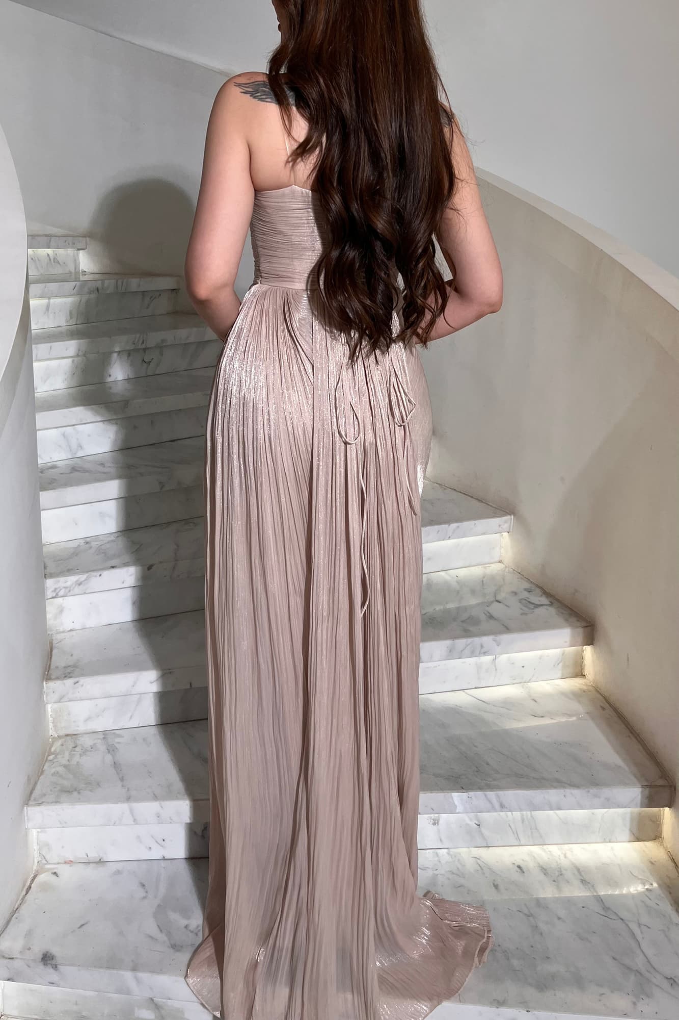 فستان سهرة ناعم يخطف الأنظار بأنوثته الهادئة مصمّم بطبقات درابية تبرز القوام بشكل ناعم