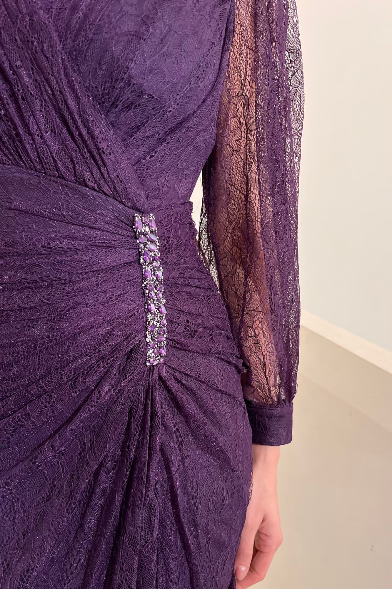 فستان سهرة من خامة الدانتيل الفاخرة تلف الجسم بنعومة وتبرِز الخصر بشكل منحوت موف غامق