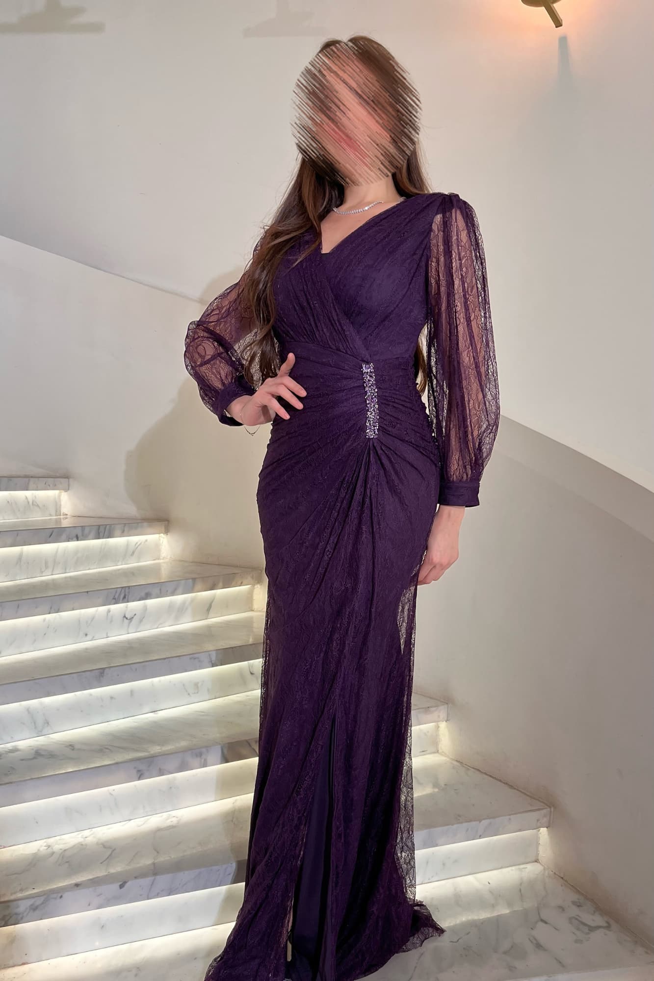 فستان سهرة من خامة الدانتيل الفاخرة تلف الجسم بنعومة وتبرِز الخصر بشكل منحوت